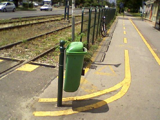 Mész a bicikliúton és egyszer csak KUKA