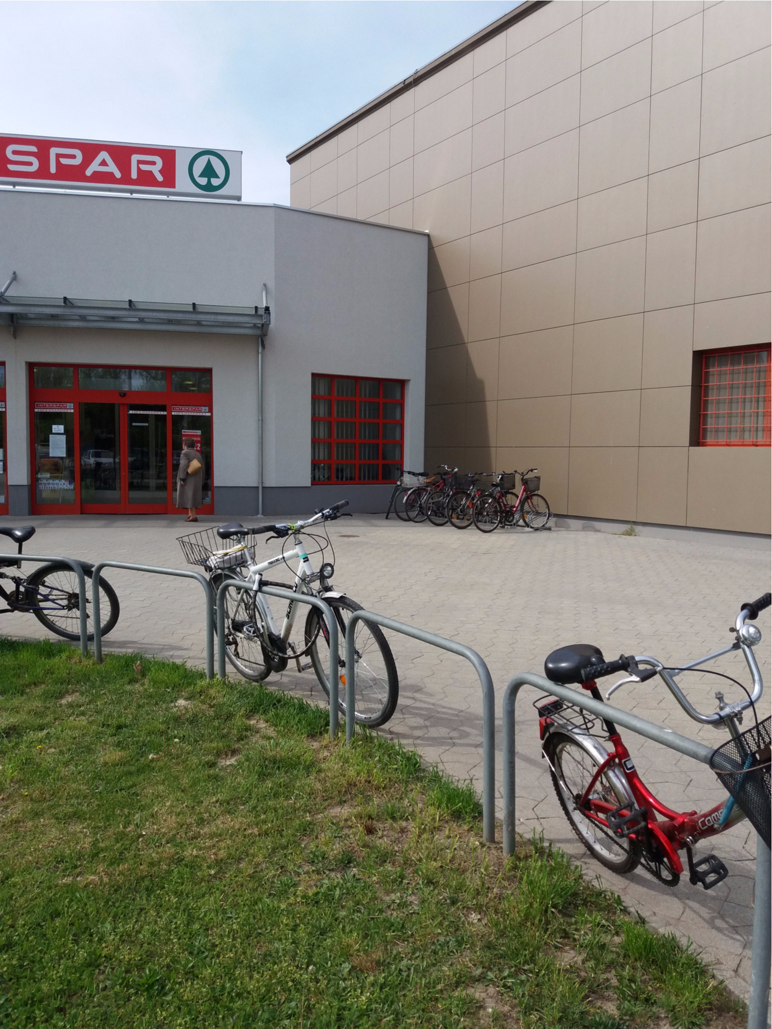 Ránéztek erre a fotóra a Sparban és azt mondták: nem kell több biciklitároló!