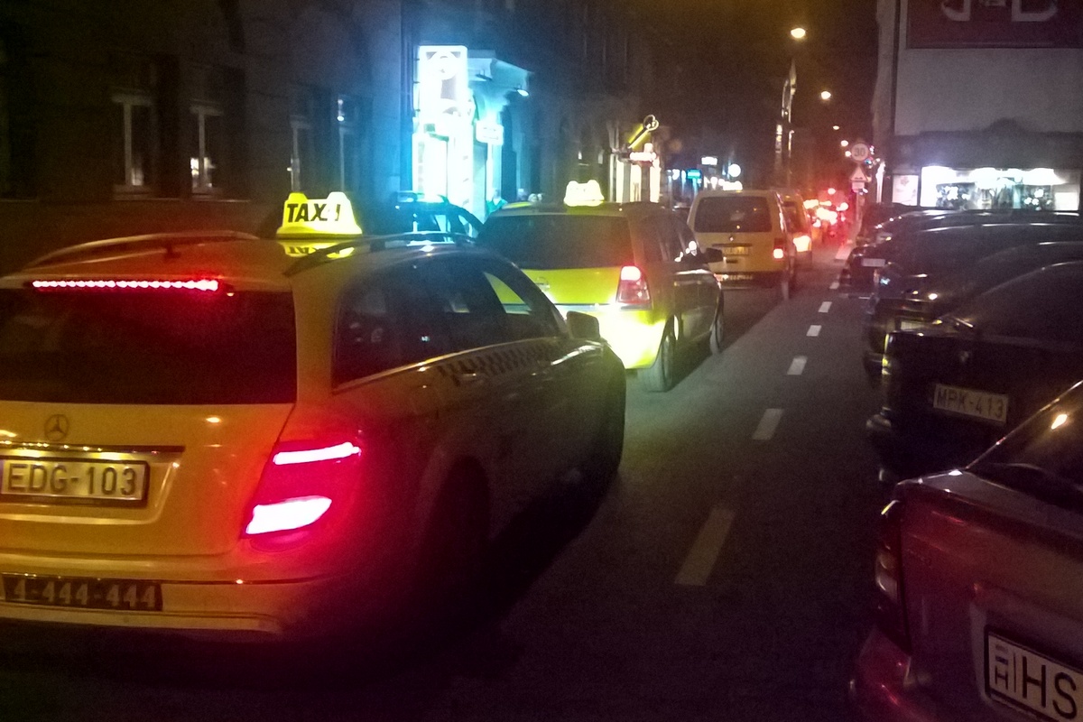 Járókelő Megoldókulcs: Megerőszakolják a taxik a bulinegyedet, a Hétker és a BKK meg csak nézik ahogy telik