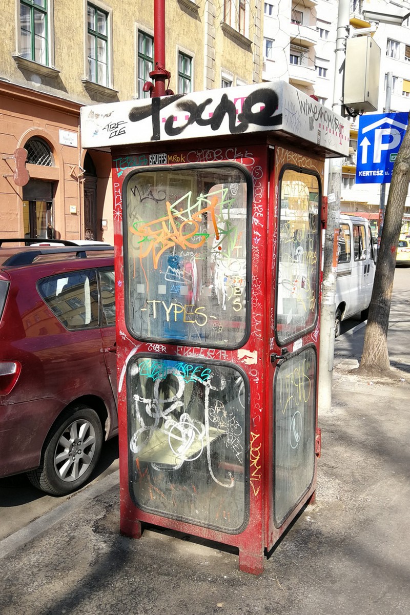 Nézegess lerúgott, összehugyozott telefonfülkéket!