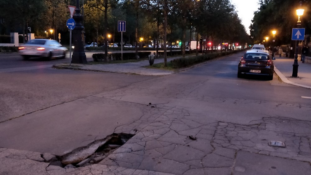 Járókelő Megoldókulcs: Beszakadt aszfalt a főváros sugárútjánál
