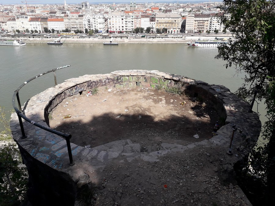 Járókelő Megoldókulcs: Lepusztult kilátóhely a Gellért-hegyen