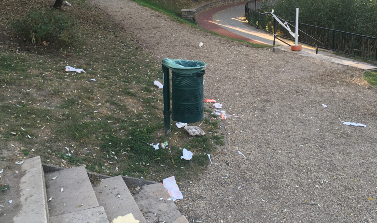 Száll a szétdobált szemét a gellérthegyi kukák körül, egy felhasználónk lefotózta a tettest!