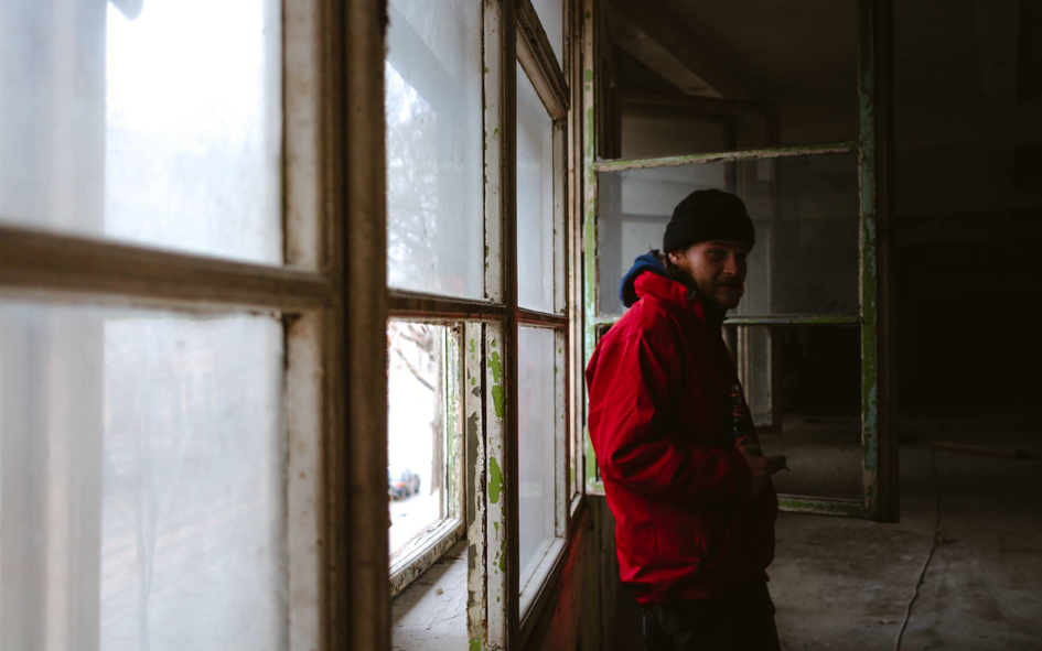 Adománygyűjtés, építkezés, csokirulett – így rak fészket a Gólya