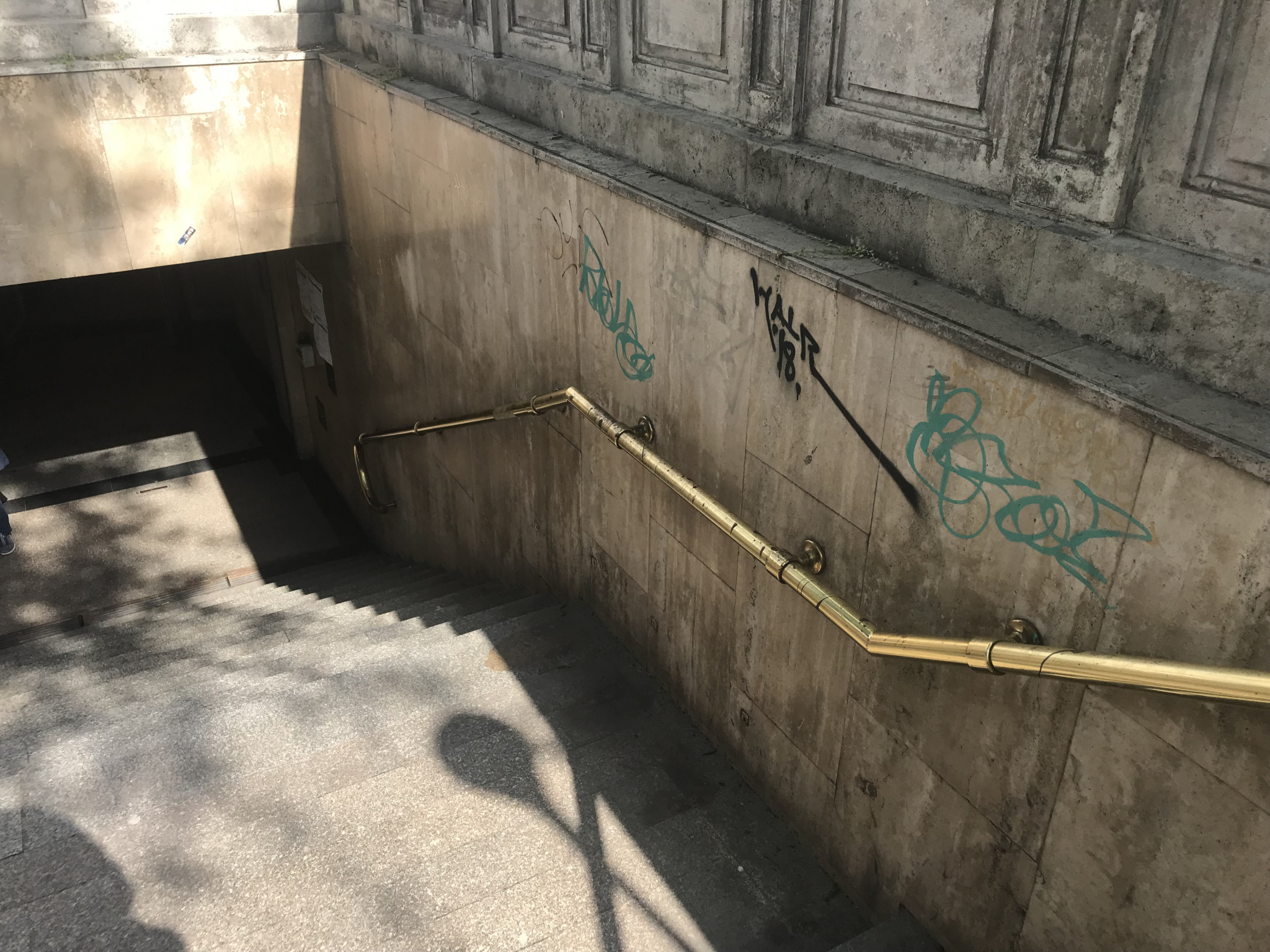 Tessék, ez fogadja az embert az Erzsébet és Deák téren – rövid körkép a belvárosból