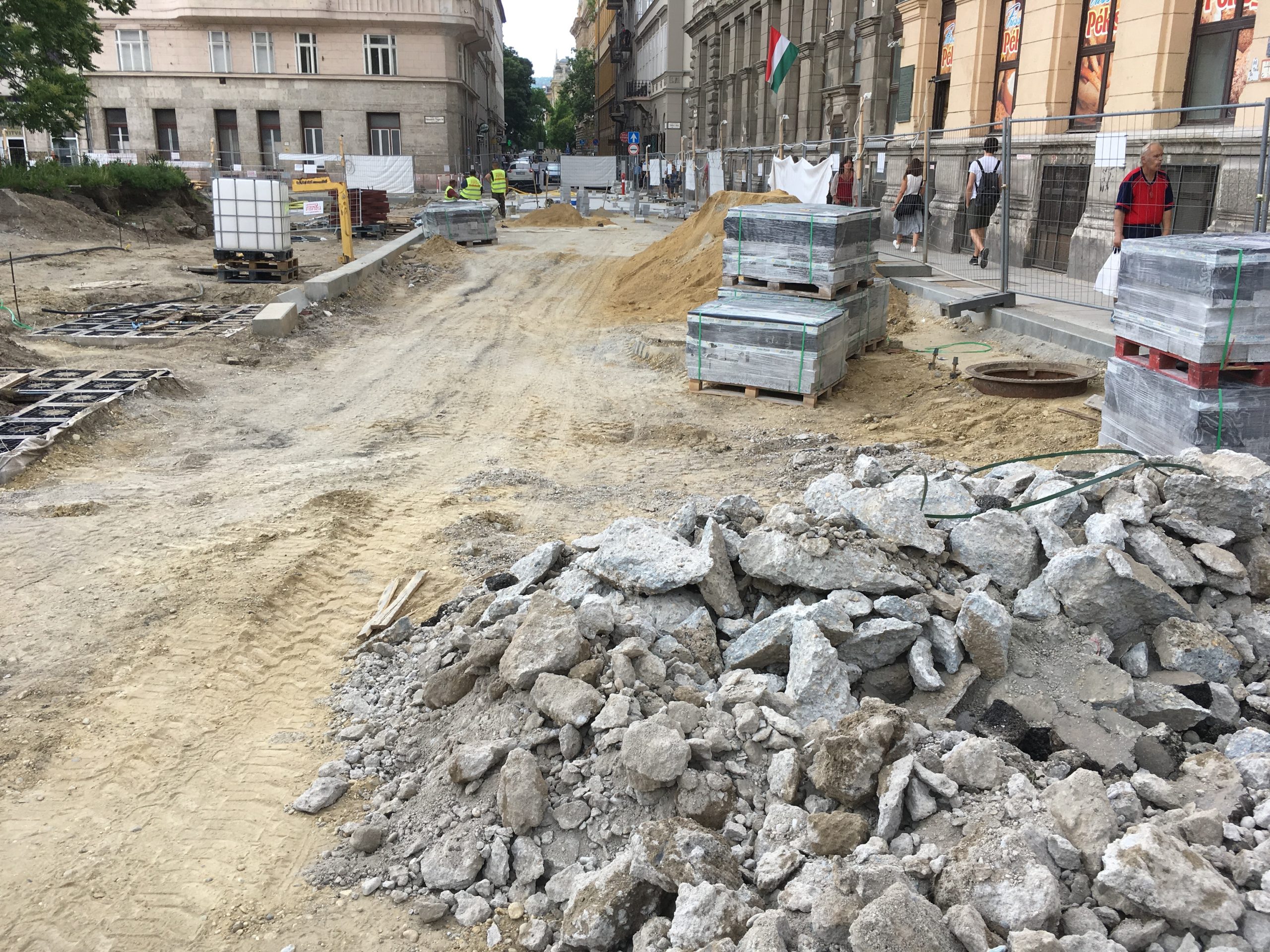 Tudósítás a felújításról: közelharcot kell vívni a járdáért a Podmaniczky téren