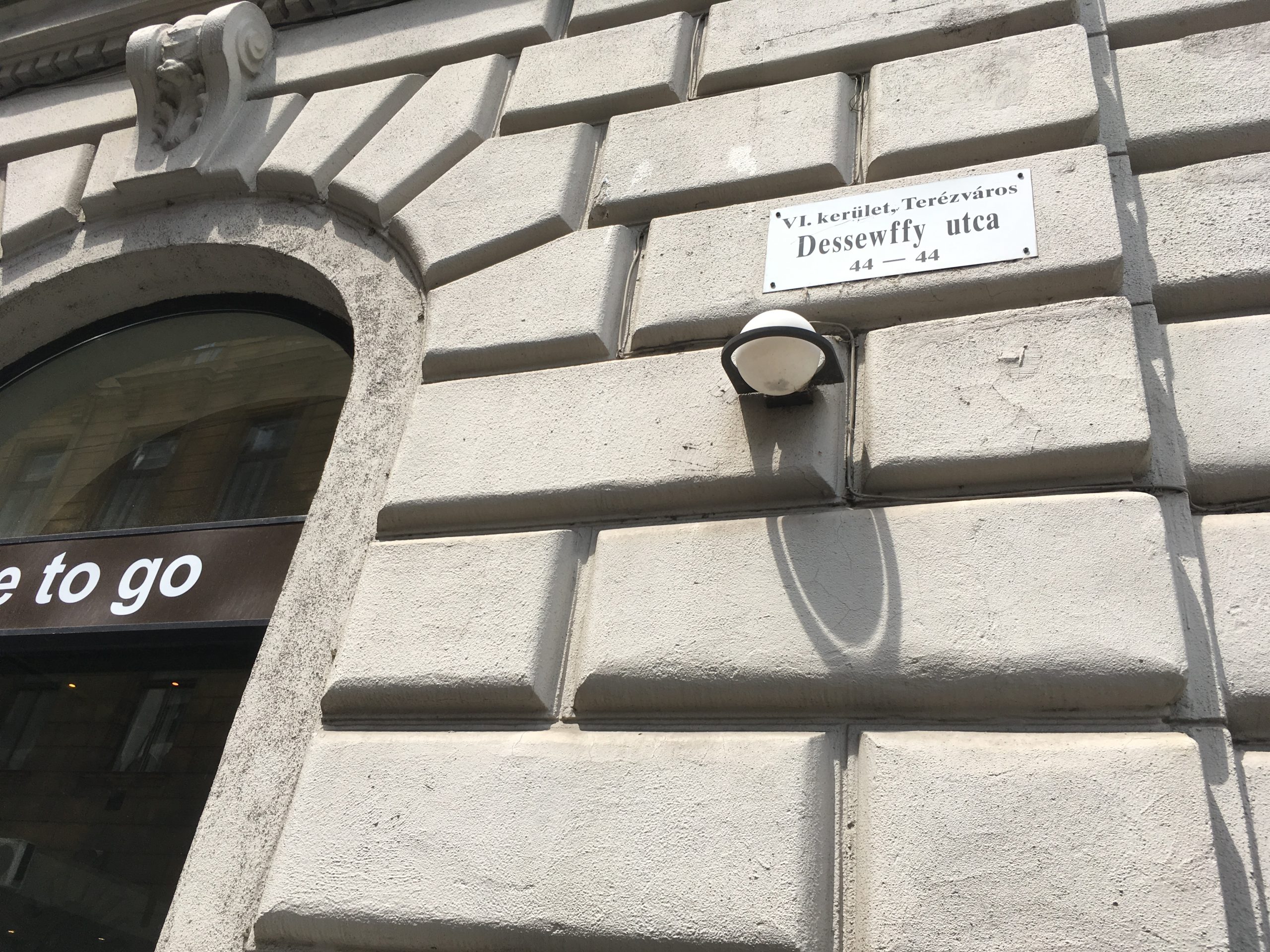 Itt egy tipikus élhetetlen belvárosi utca, kitalálod, melyik?