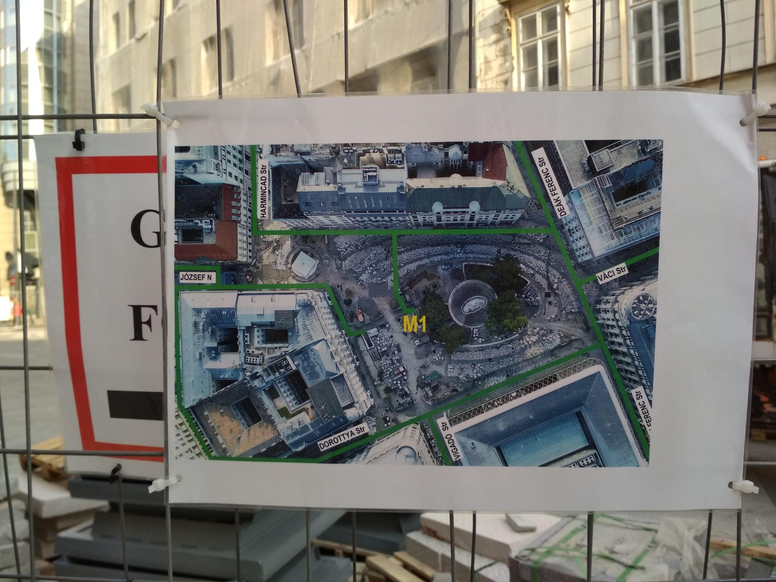 Homokozókkal tarkított labirintus – így halad a Vörösmarty tér felújítása