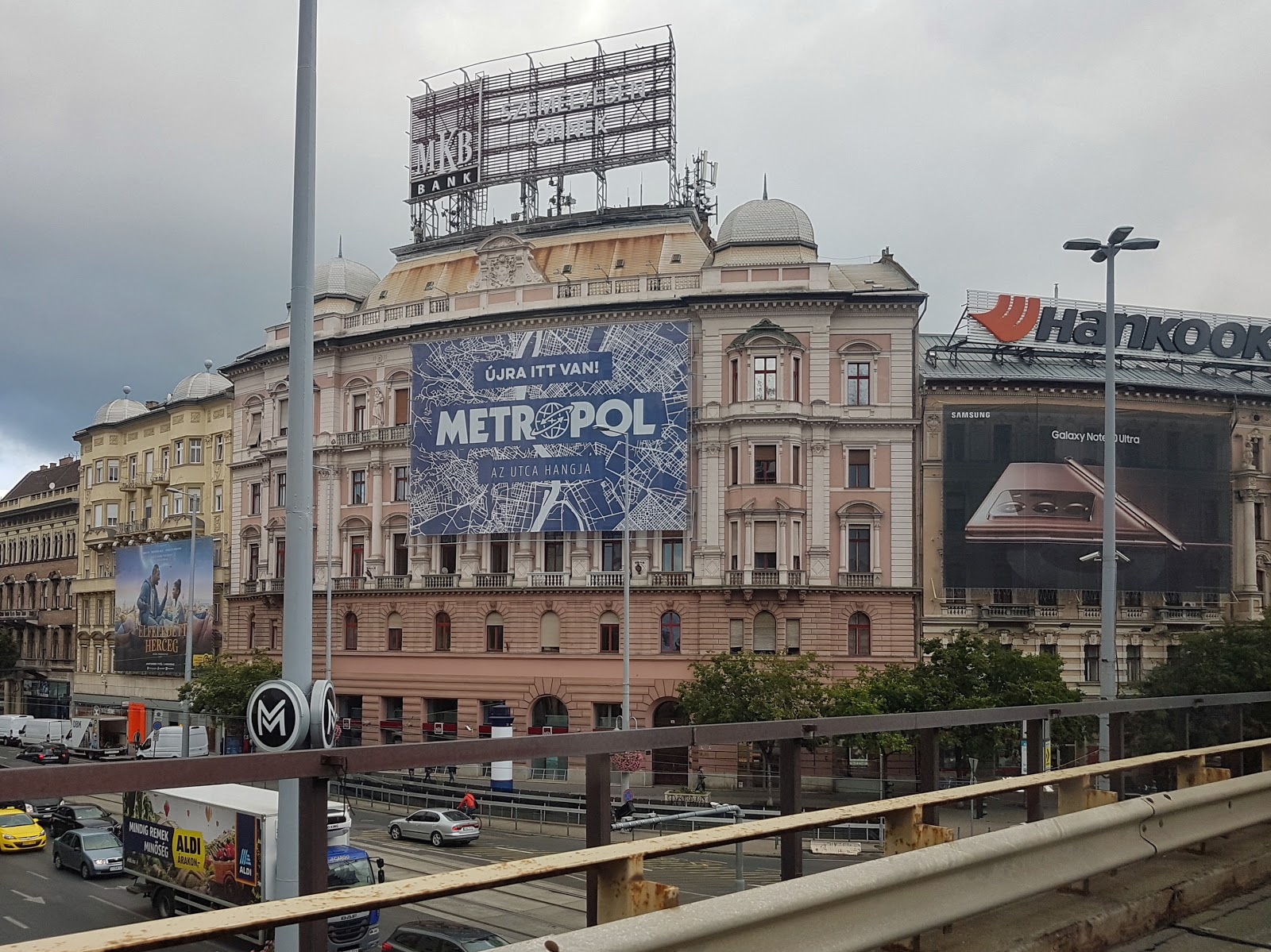 Reklámhálóba csomagolják Budapestet, az illetékesek pedig tétlenül nézik