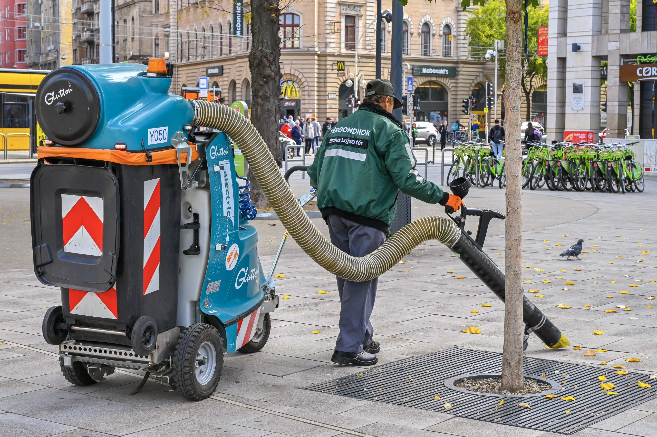 Ki takarítja Budapest közterületeit – és hol jövünk mi a képbe?