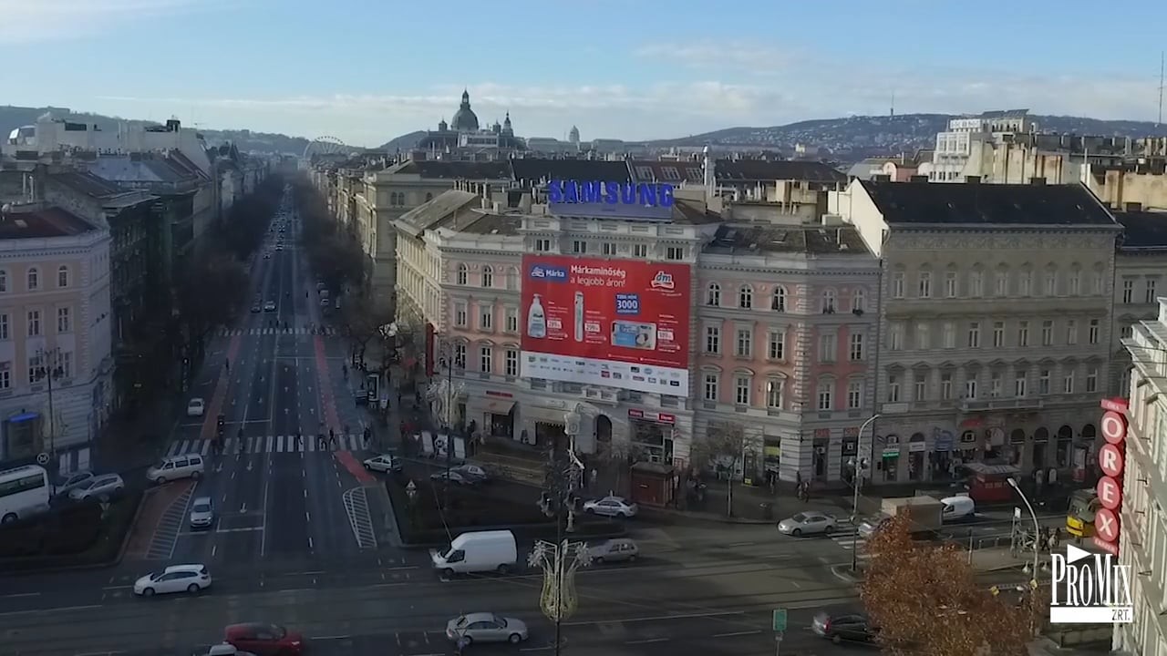 Van olyan közterületi reklámokkal foglalkozó cég, aki még a látszatát sem kelti az építkezésnek, amikor homlokzati reklámhálók elhelyezéséről van szó. A cég neve az általuk készített videóból kivágott képkockán is látszik.
