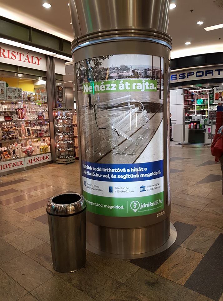 plakátokon a Járókelő 