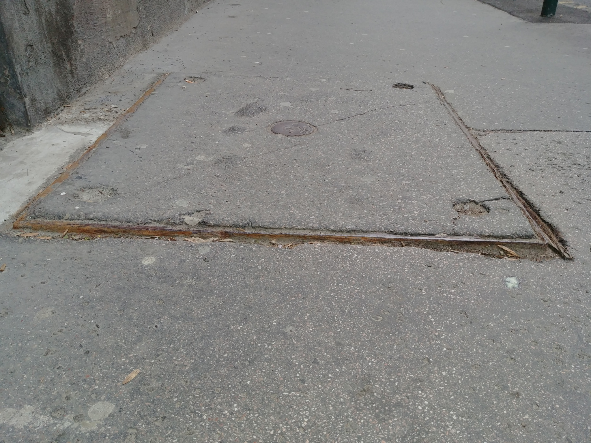 balesetveszélyes aknafedél