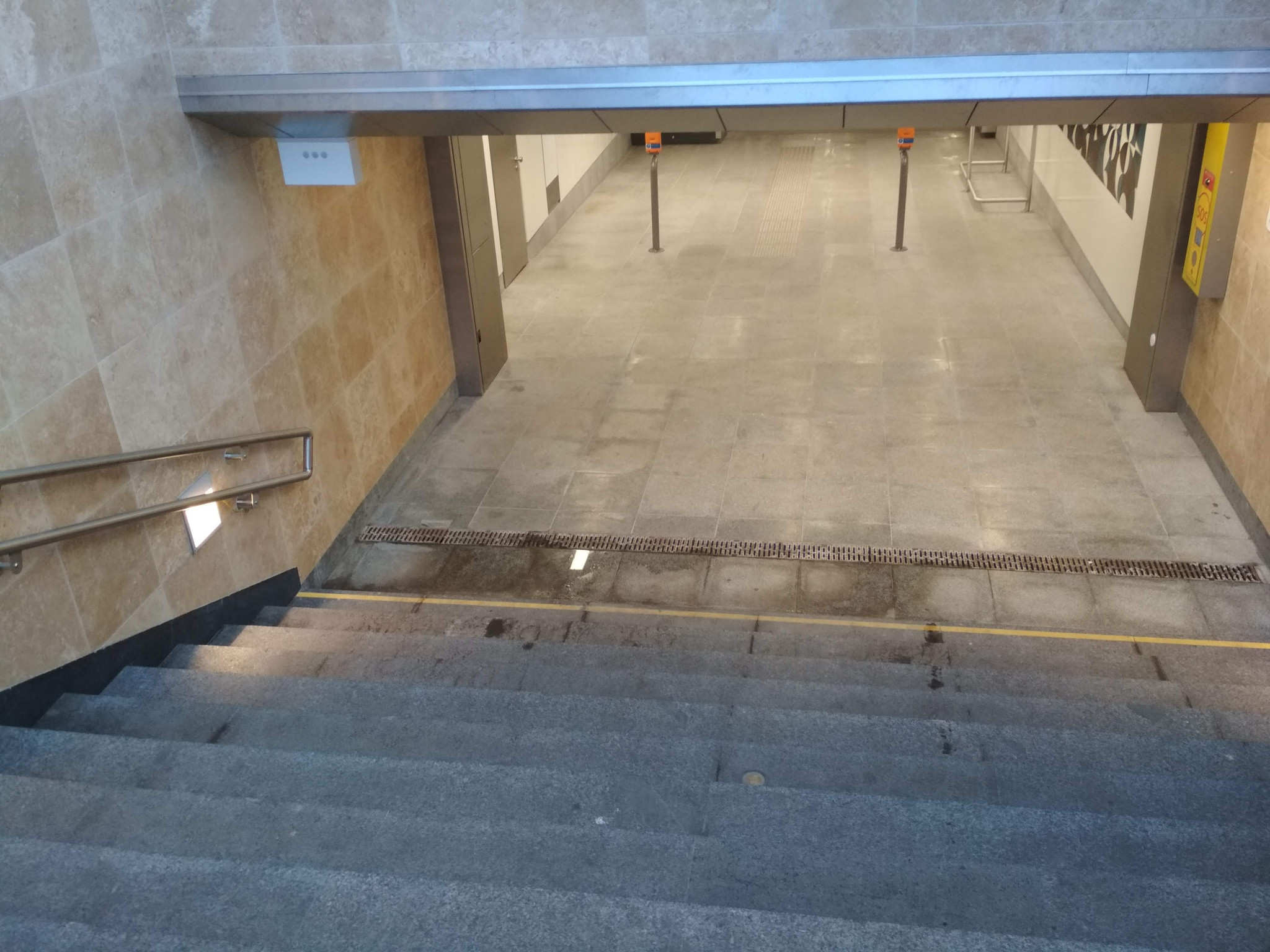 Megáll az esővíz a lépcső alján. 