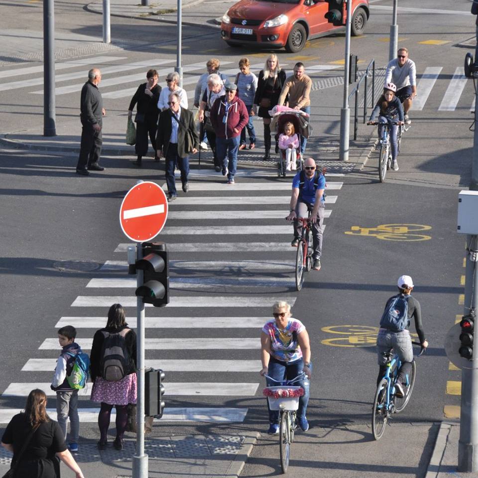 Egyszerű átkelni az úttesten!<br />Gyalogos és kerékpáros átkelőhelyek építésével biztosíthatjuk a gyalog-, illetve kerékpárutat használók biztonságos átkelését egy út keresztezésénél. Az átkelőhelyeket úgy érdemes elhelyezni, hogy azok kerülőút nélküli, közvetlen összeköttetést biztosítsanak. Az emberek általában törekednek a legrövidebb út használatára, így érdemes ezeket lekövetni a zebrák létesítésével, balesetveszélyes helyzeteket felszámolva ezáltal.