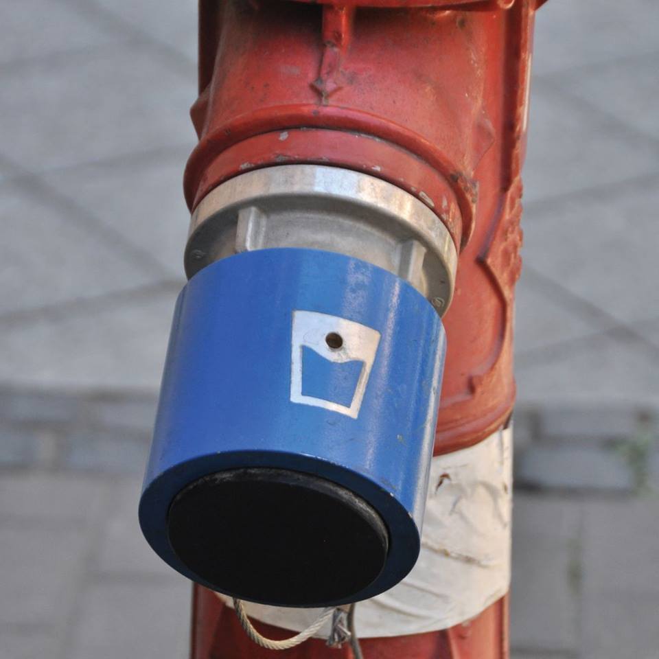 Fontos, hogy az emberek közvetlenül az utcán is kielégíthessék legalapvetőbb szükségleteiket: ivóvízhez juthassanak, és szükség esetén használhassanak nyilvános mosdókat. Egy befogadó város képéhez hozzátartozik, hogy az emberek ne csak magánterületeken, hanem köztereken is akadály nélkül időzhessenek és társaságban legyenek.