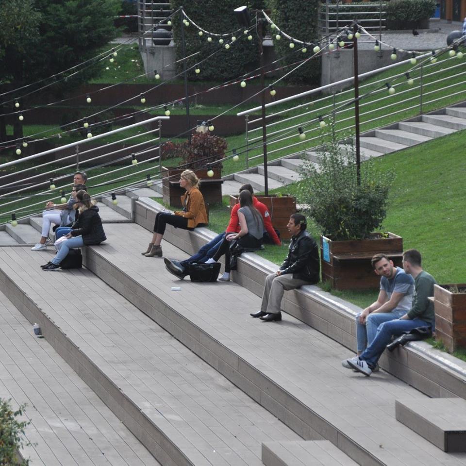 Sokféle helyen lehet leülni vagy megpihenni, nem csak kifejezetten az erre a célra tervezett padokon vagy székeken. Adódhatnak ilyen helyek lépcsőknél, falak előtt és virágágyások mentén is. Fontosak lehetnek azok a forgalom fősodrából valamelyest kieső területek is, ahol szabadon lehet időzni vagy ácsorogni, akár a leülés konkrét igénye nélkül is.<br />VI. kerület, Eiffel tér