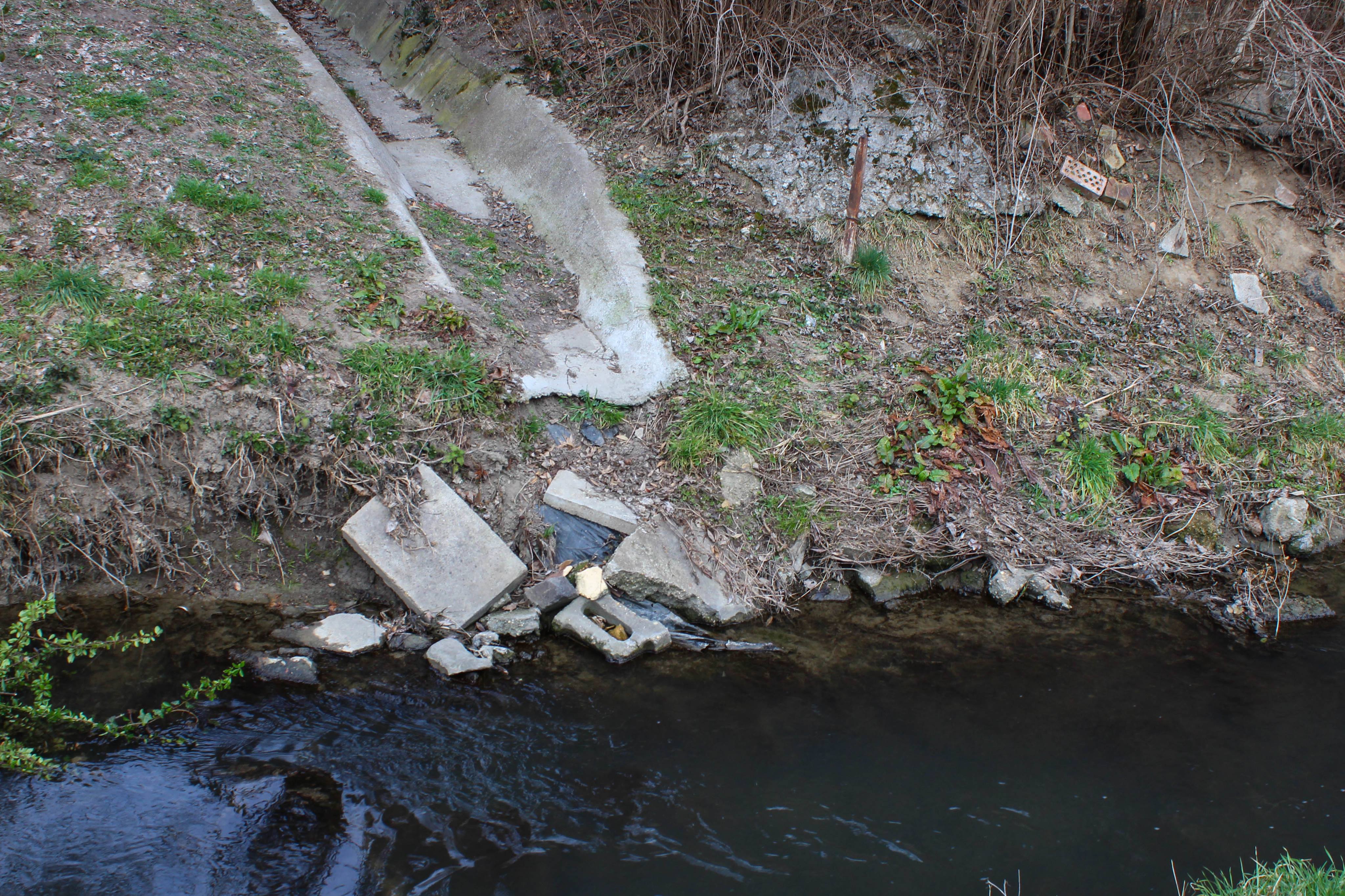 lehet a beton masszív anyag, de ha kiveszed alóla a talajt, a saját súlyát nem sokáig bírja