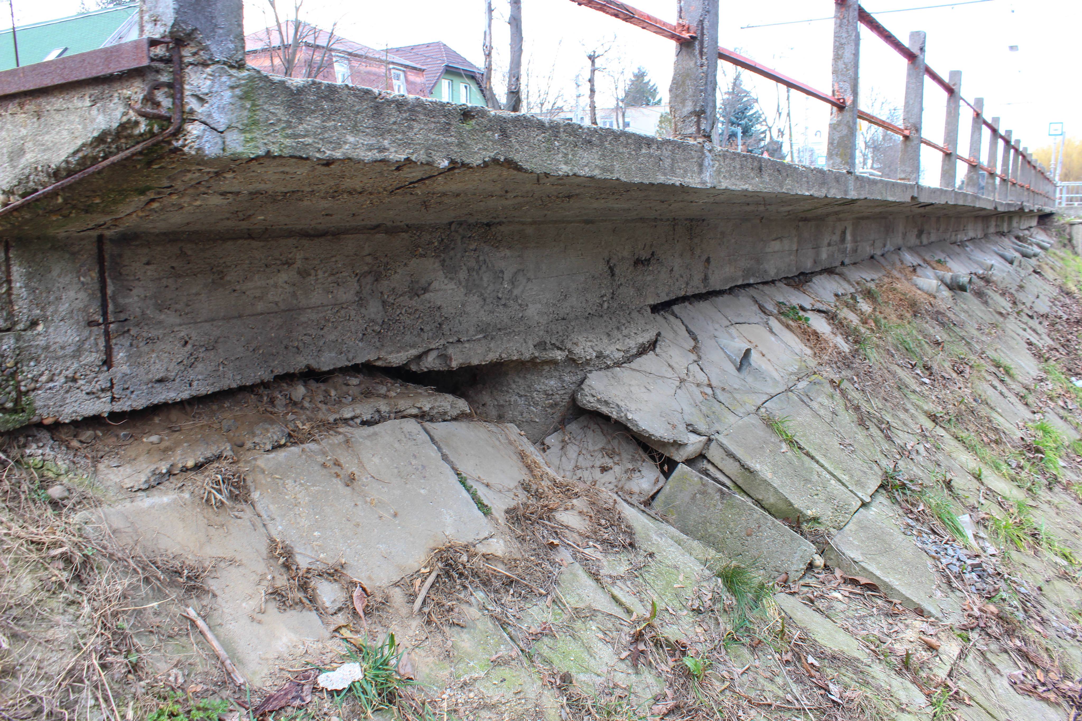 Az első villamosmegálló, amit már kihagy a villamos. Látszik, hogy eléggé alá van mosva, illetve egy részen már beomlott a beton, ami tartja. Fotó: 2019 április