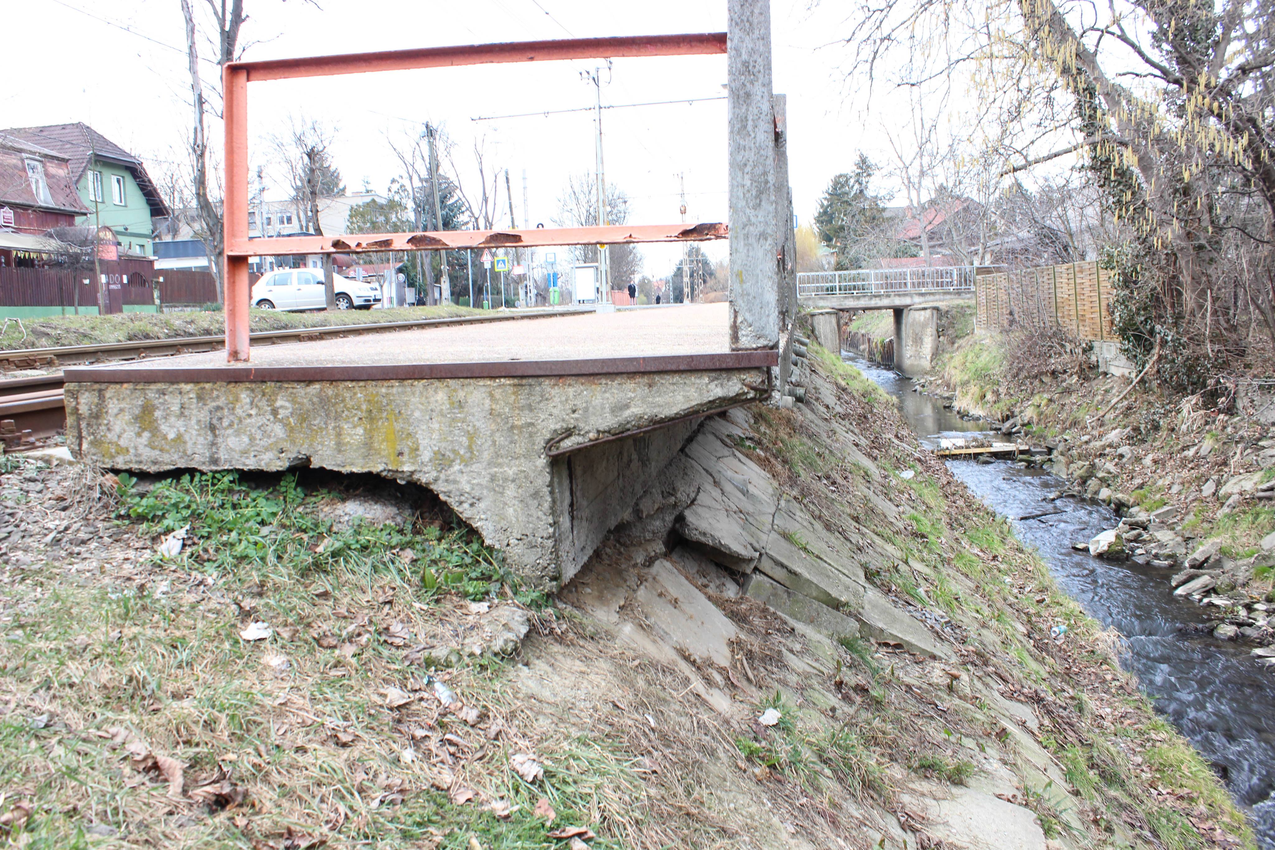 Az első villamosmegálló, amit már kihagy a villamos. Látszik, hogy eléggé alá van mosva, illetve egy részen már beomlott a beton, ami tartja. Fotó: 2019 április