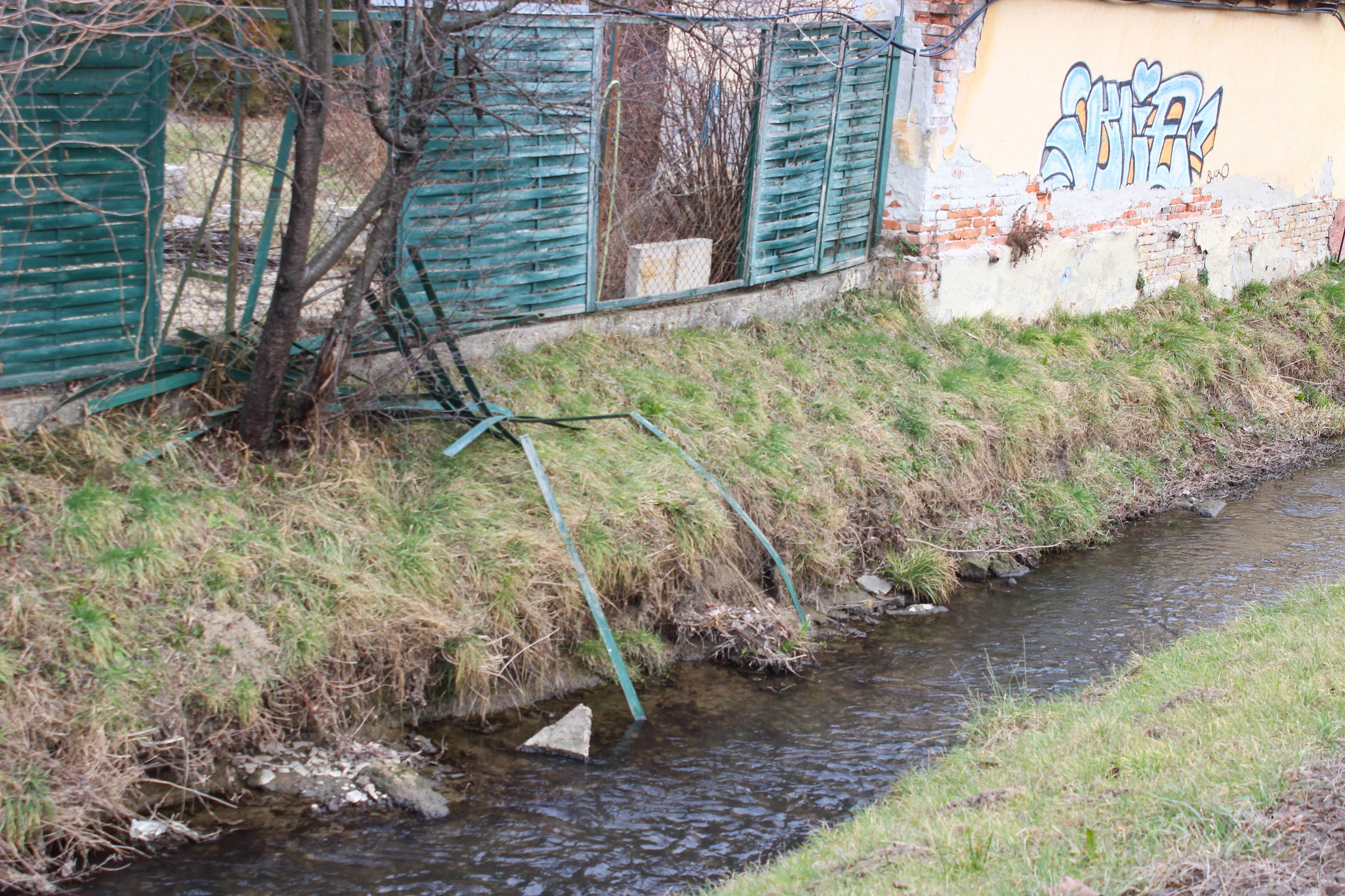 nem bírja a kerítés a kiképzést