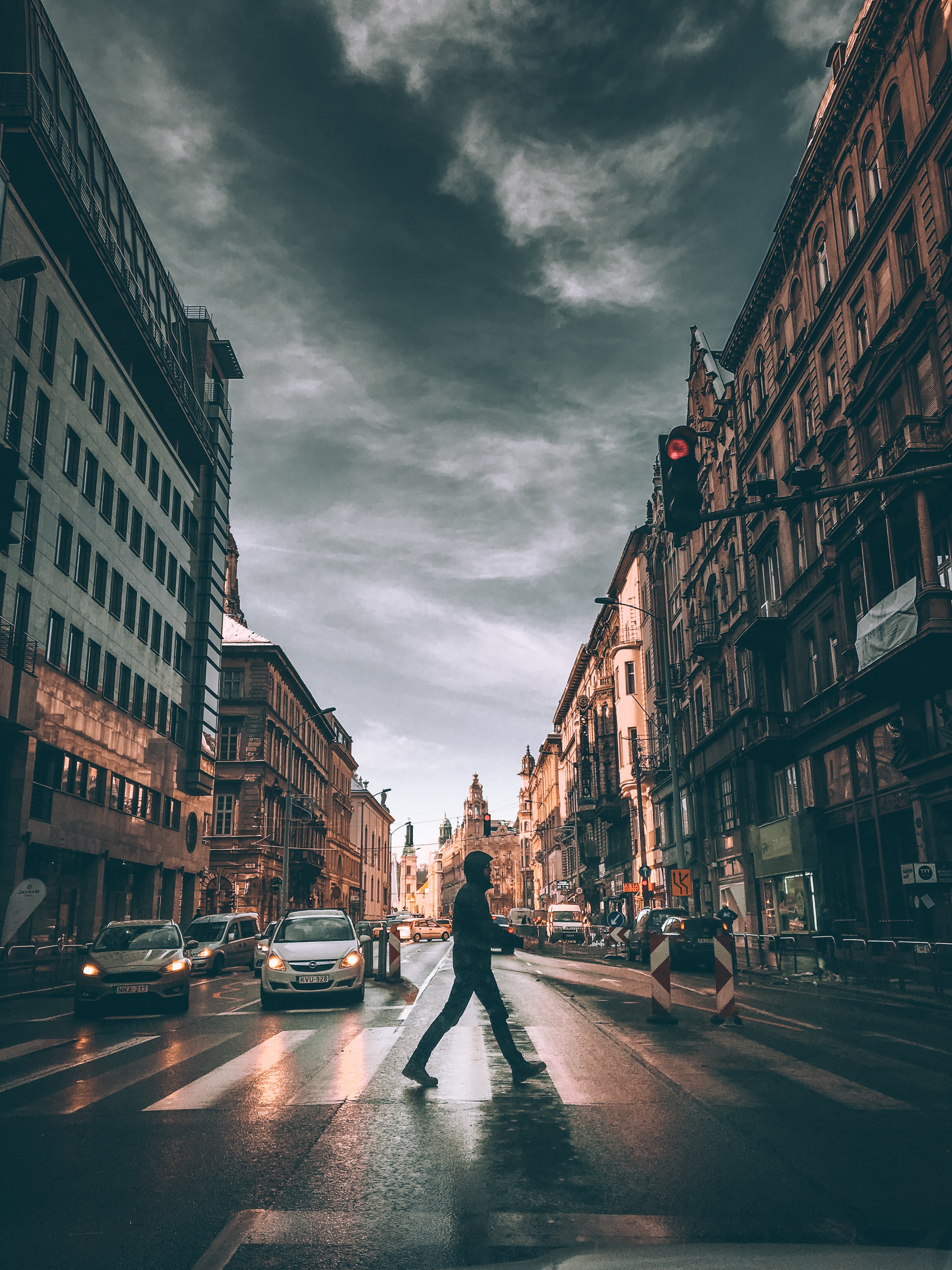 Crossing (Átkelés): Piros lámpa, csodás téli fények, egy járókelő pont jó helyen, kihagyhatatlan kép. A Ferenciek és környéke az egyik favoritom Budapesten.