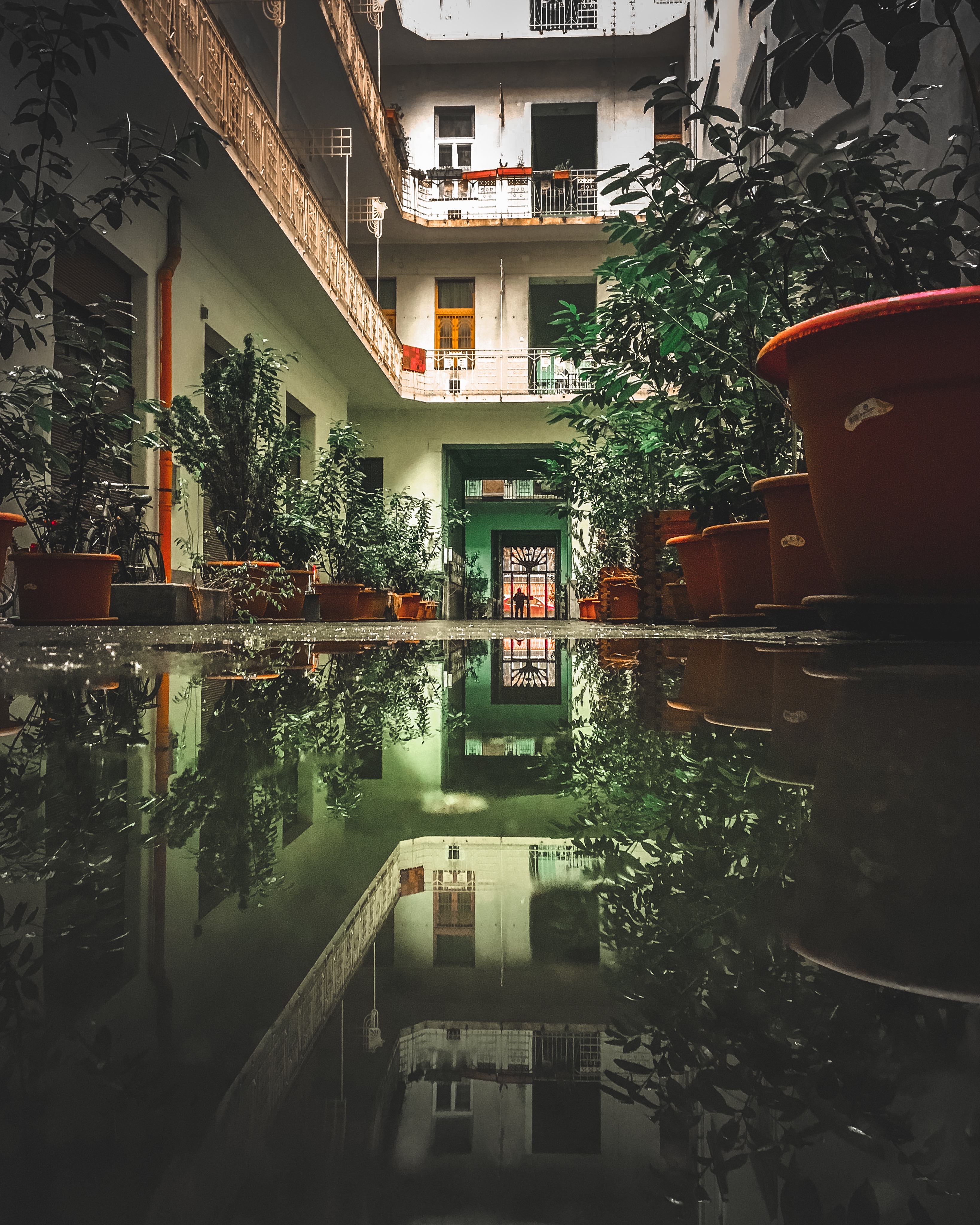 Dob utca 1&2: Eső után a sok pocsolya a városban, mindig jól jön, ha puddlegram-oznék. (Igen, ez egy műfajmegjelölő kifejezés azokra a képekre, amelyeken a pocsolyában tükröződik a téma – a Szerk.) Mivel szeretem a budapesti átriumos/gangos házakat is belülről fotózni, időnként benézek a belvárosi házak belső udvaraiba. Ez a Dob utcai ház, egy kis csoda volt, és hát eső után tele rengeteg vizes felülettel. Így tökéletes helyszín volt egy kis spontán shooting-ra.