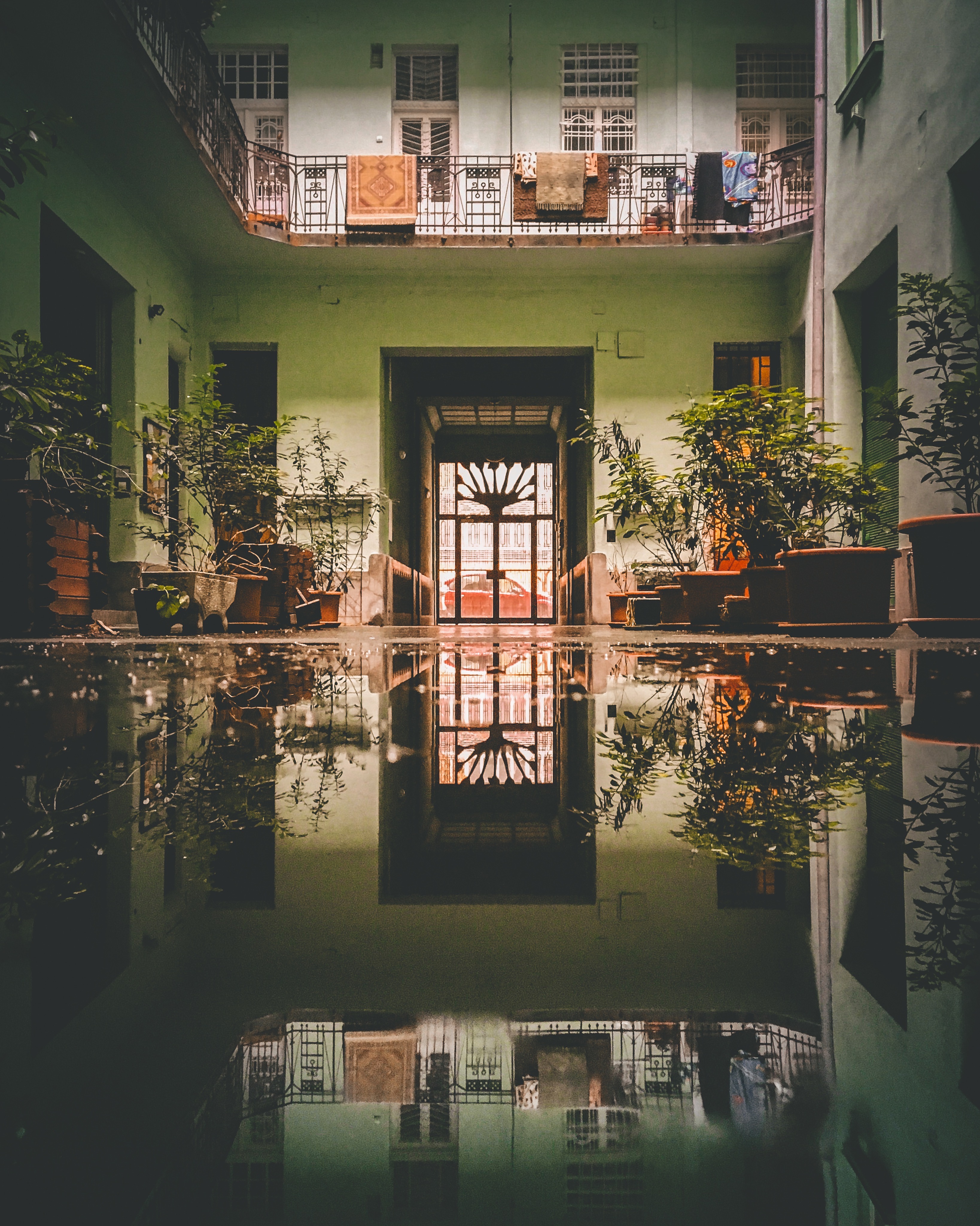 Dob utca 1&2: Eső után a sok pocsolya a városban, mindig jól jön, ha puddlegram-oznék. (Igen, ez egy műfajmegjelölő kifejezés azokra a képekre, amelyeken a pocsolyában tükröződik a téma – a Szerk.) Mivel szeretem a budapesti átriumos/gangos házakat is belülről fotózni, időnként benézek a belvárosi házak belső udvaraiba. Ez a Dob utcai ház, egy kis csoda volt, és hát eső után tele rengeteg vizes felülettel. Így tökéletes helyszín volt egy kis spontán shooting-ra.