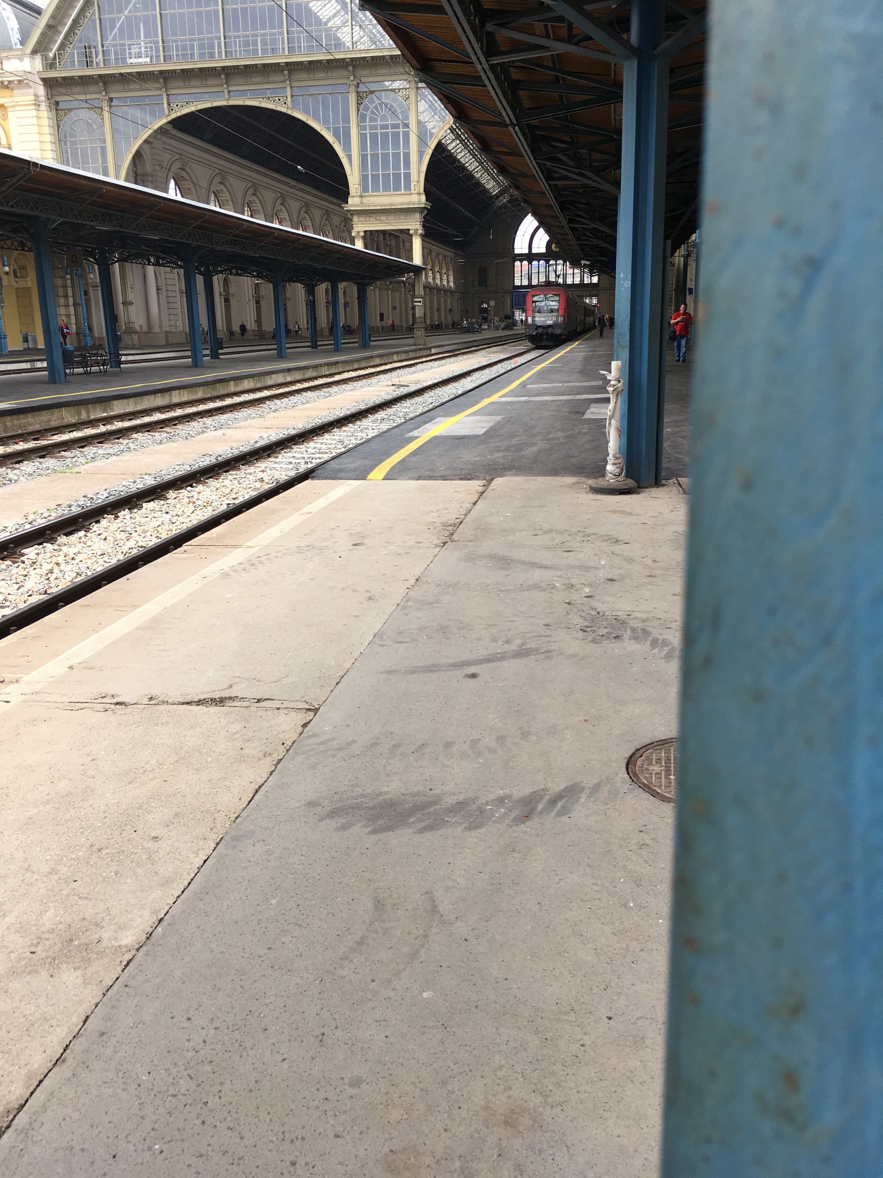 A vállalás úgy szólt: a pályaudvar területén. Tovább nem.