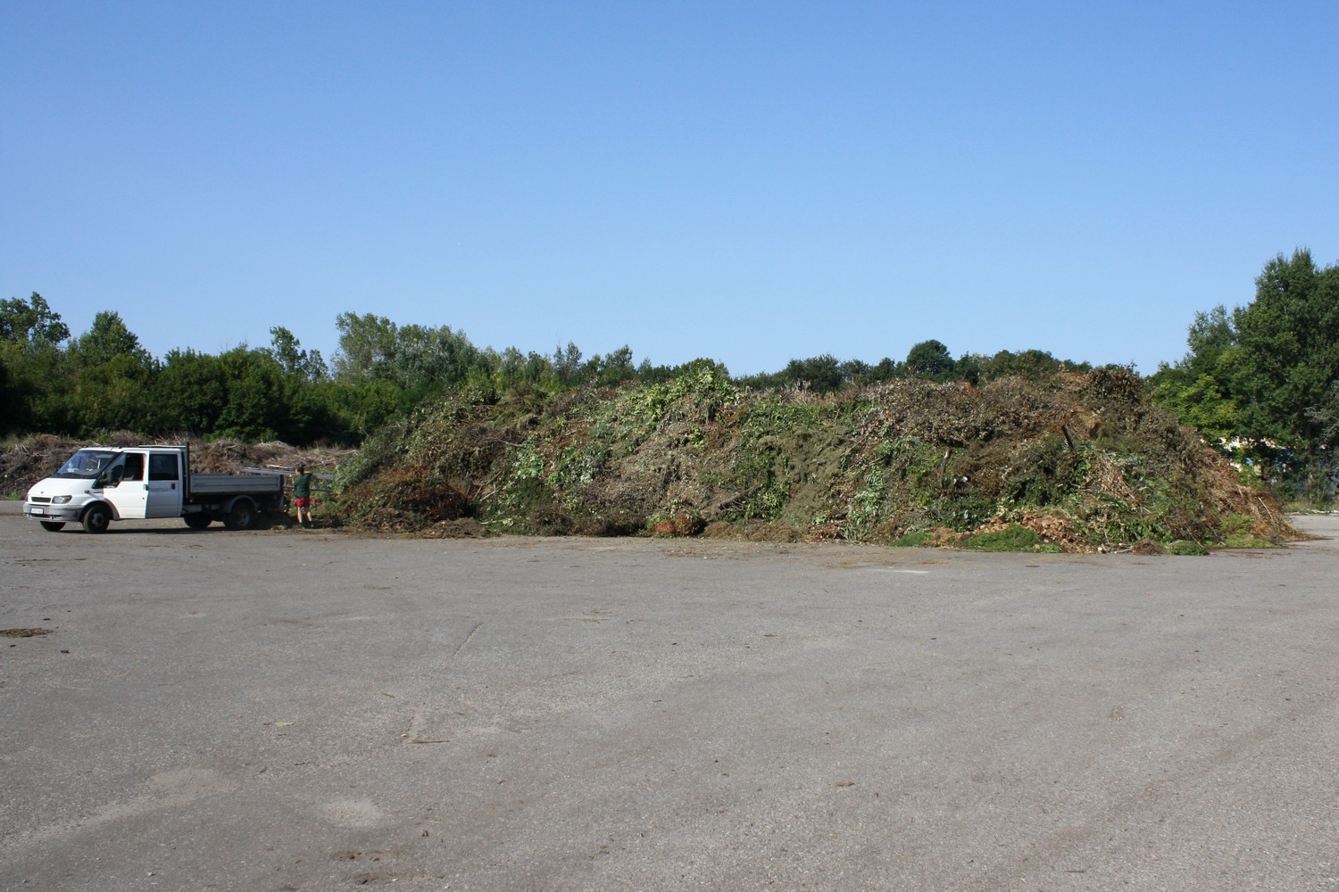 Teherautónként, folyamatosan gyűlik a komposzt alapanyaga.