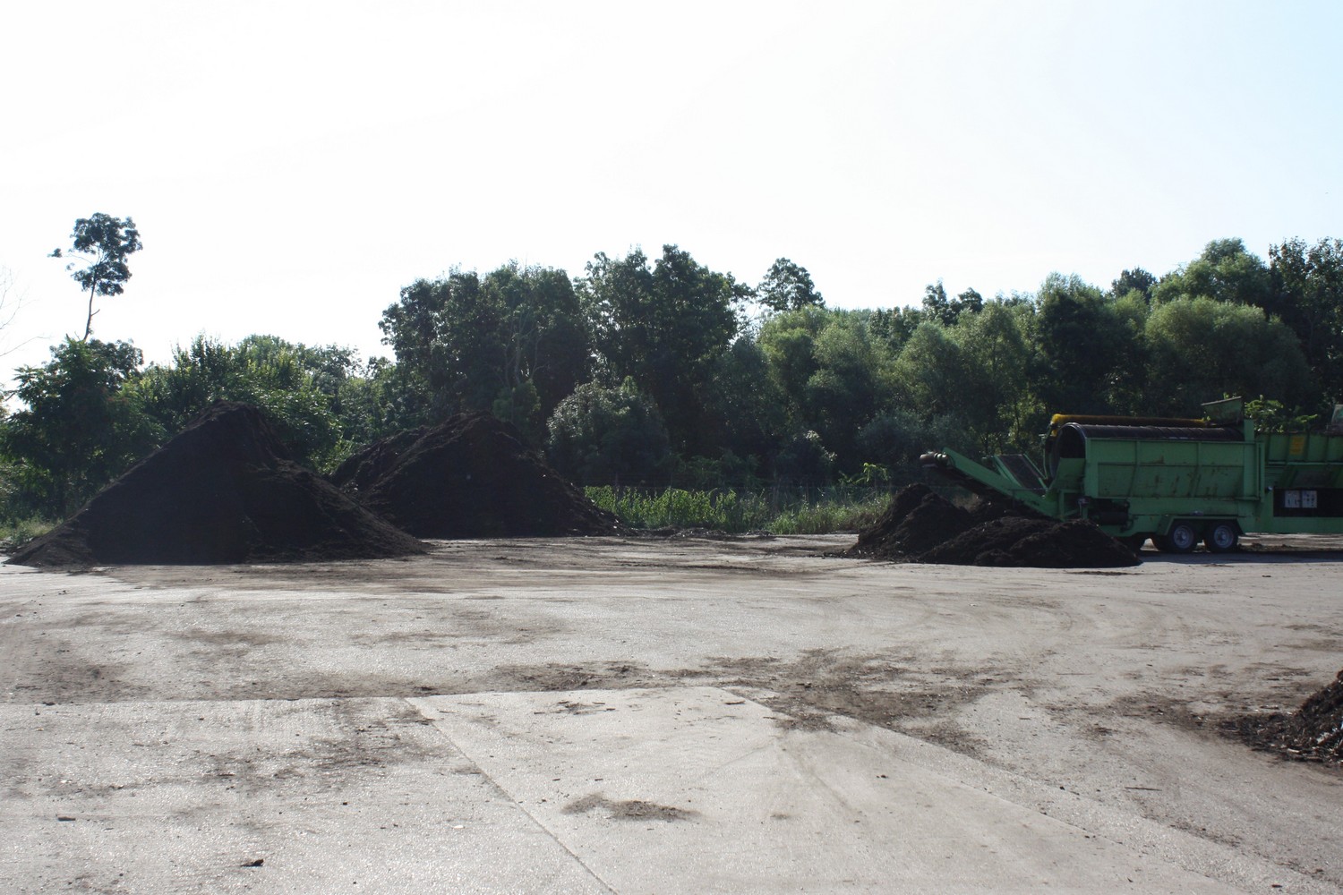 Épp előző nap vittek el egy nagy kamionnyi árut, ezért most viszonylag kevés kész komposzt volt a telepen.