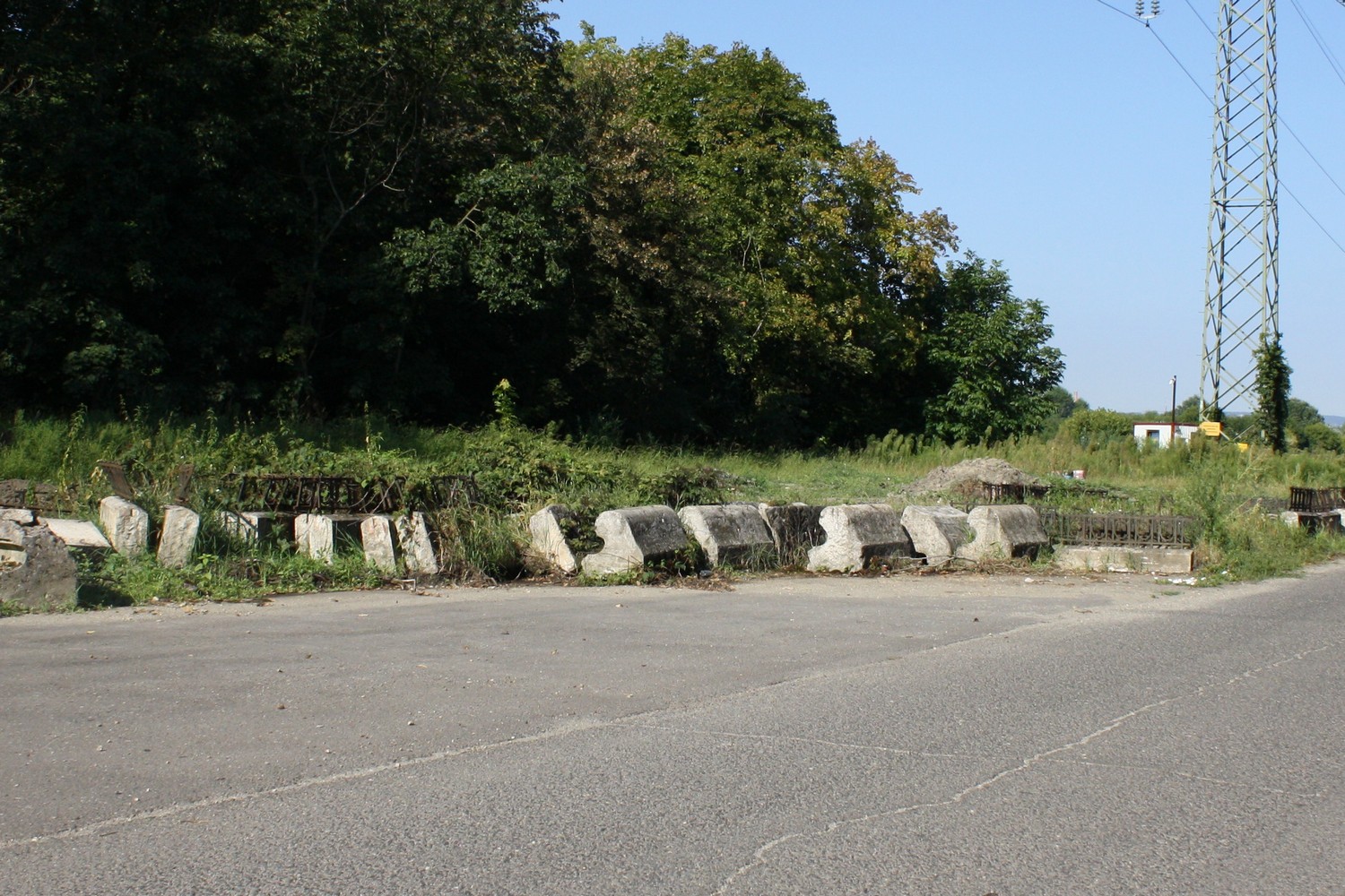 Ez egy hatalmas telep, nem csak a komposztáló üzemnek jut hely. 