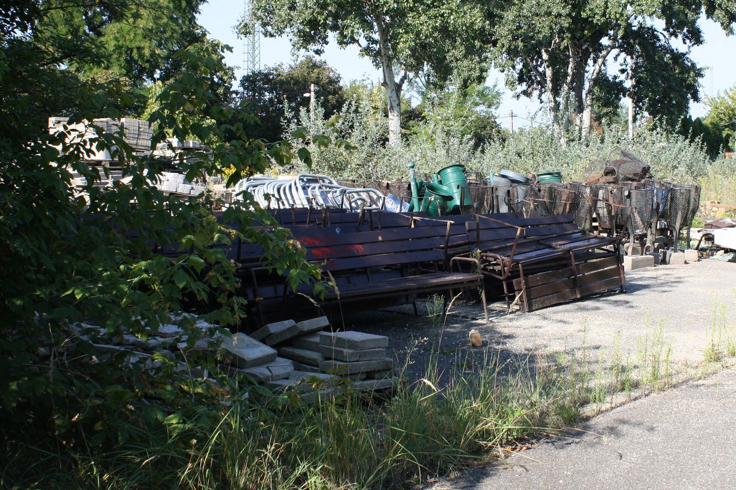 Még kukák és padok is vannak itt elfekvőben.