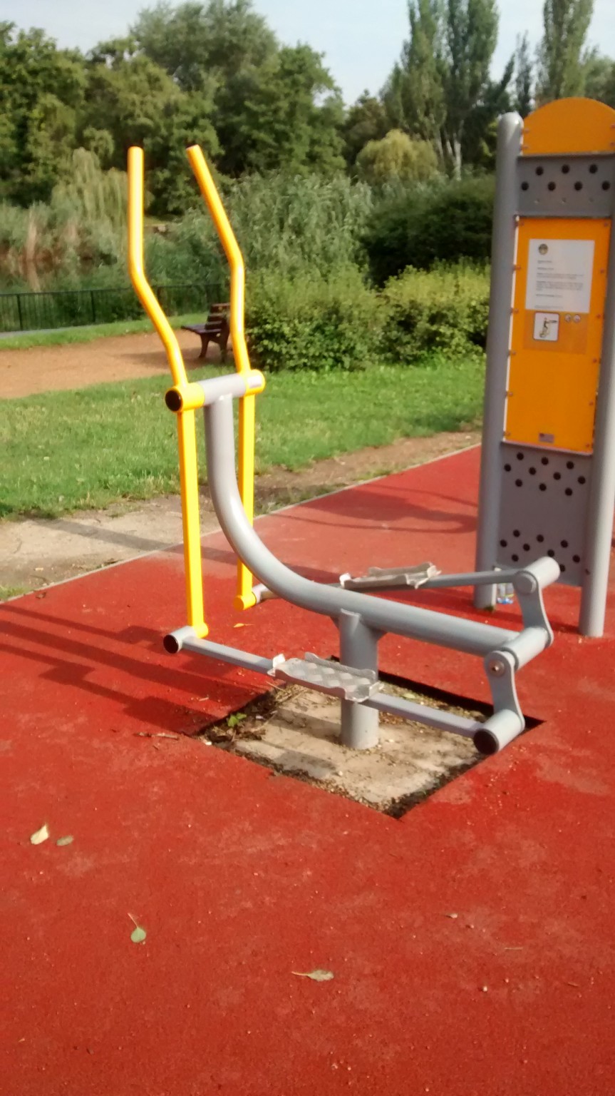 Hiányzó gumiszőnyeg a Feneketlen tónál.