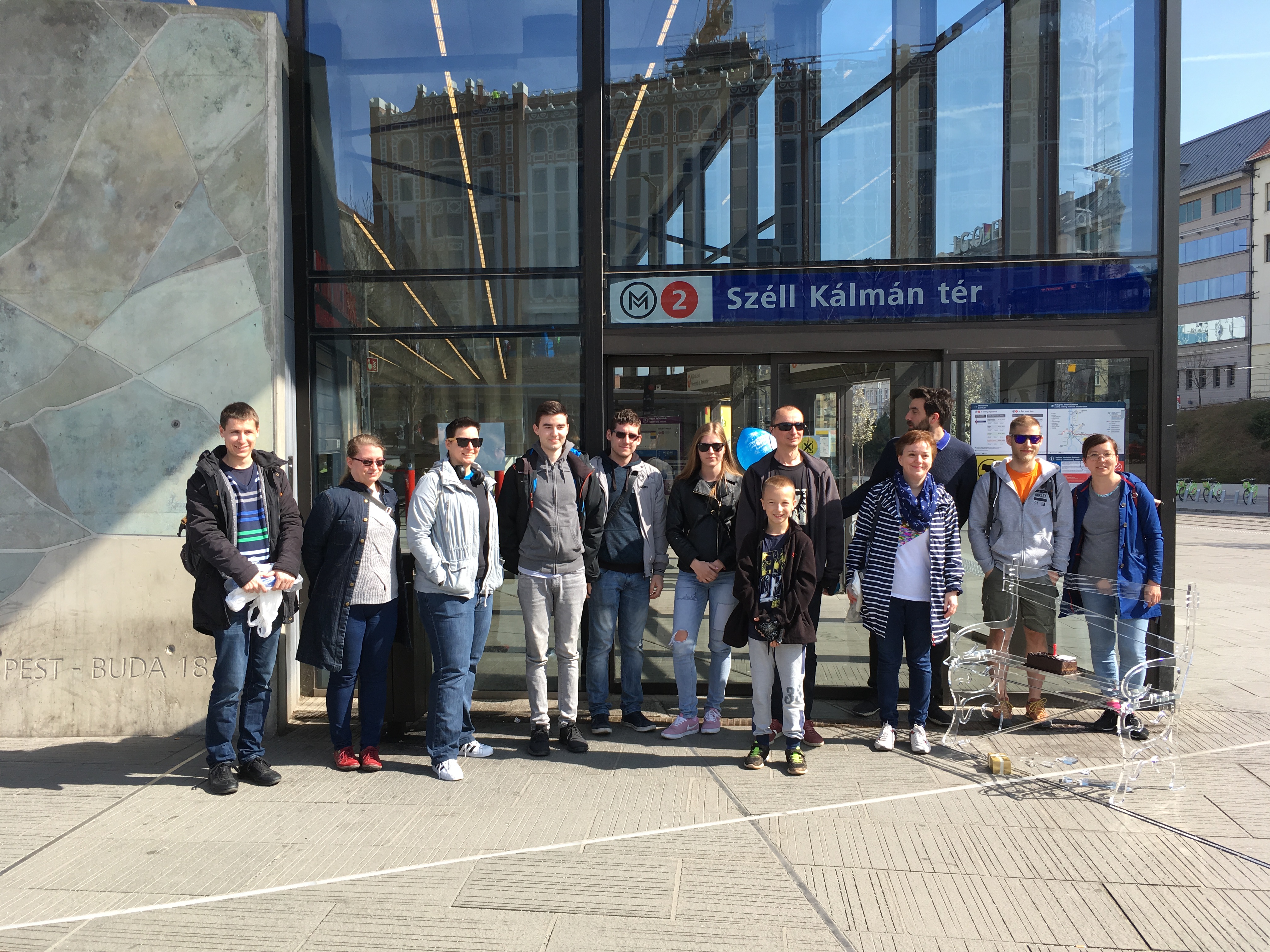 A kampány részeként felköszöntöttük a Széll Kálmán téri metró több mint 1 éve kinyithatatlan ajtaját. 