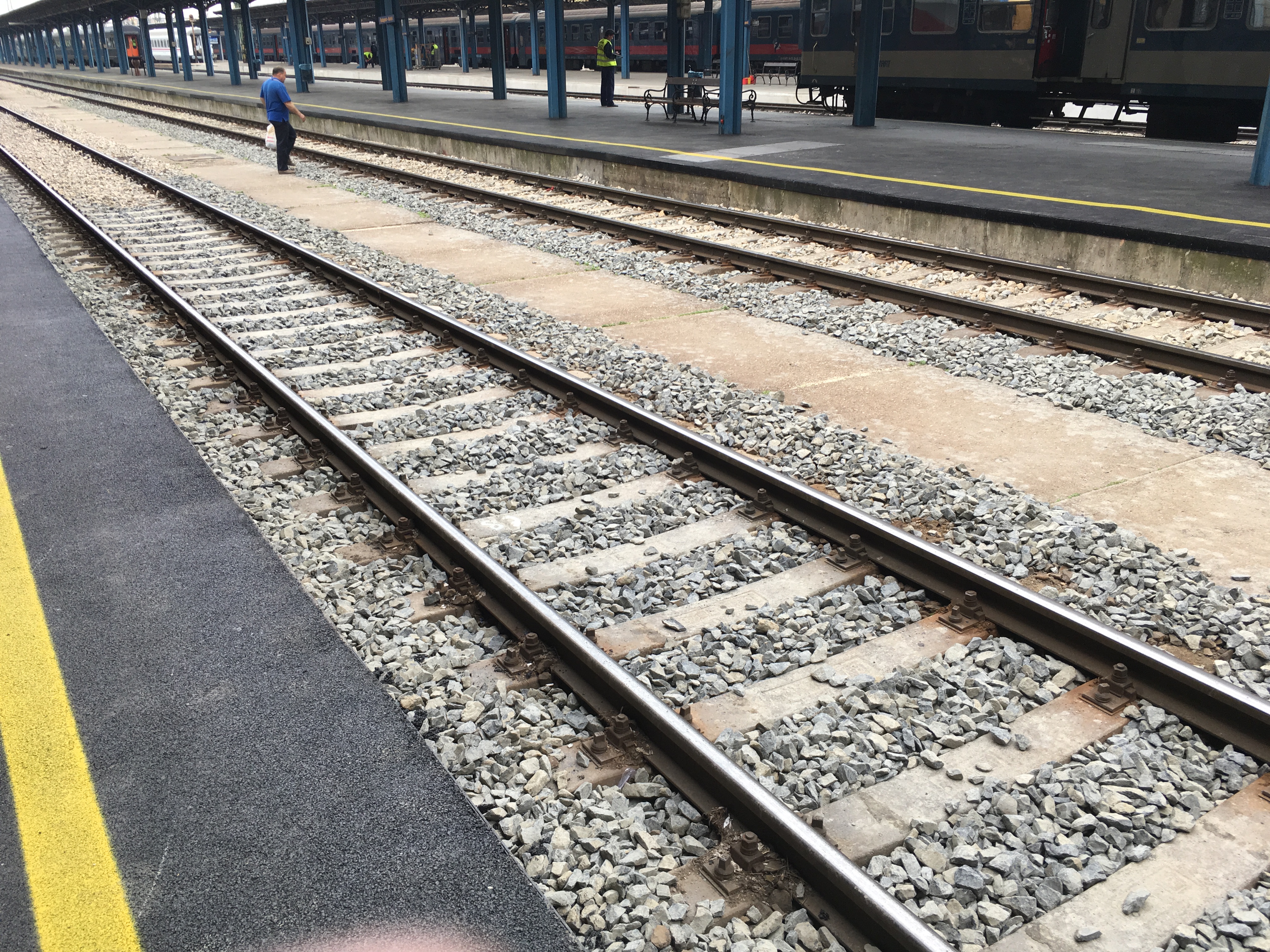 Új kavics a sínek között.