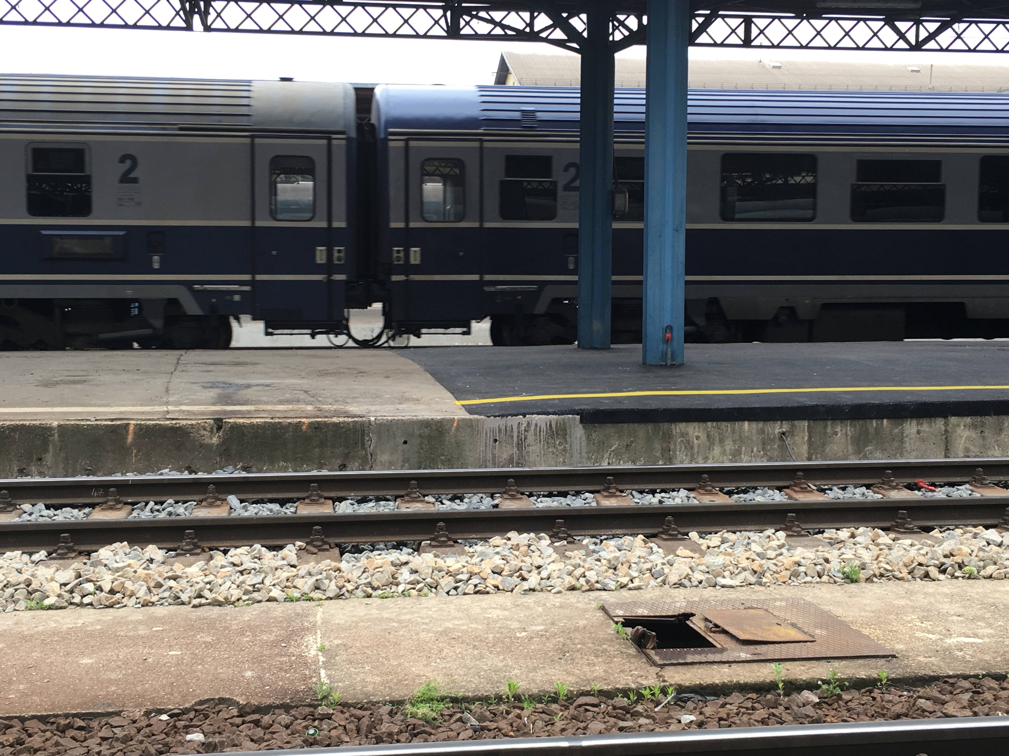 Régi és új burkolat találkozása.