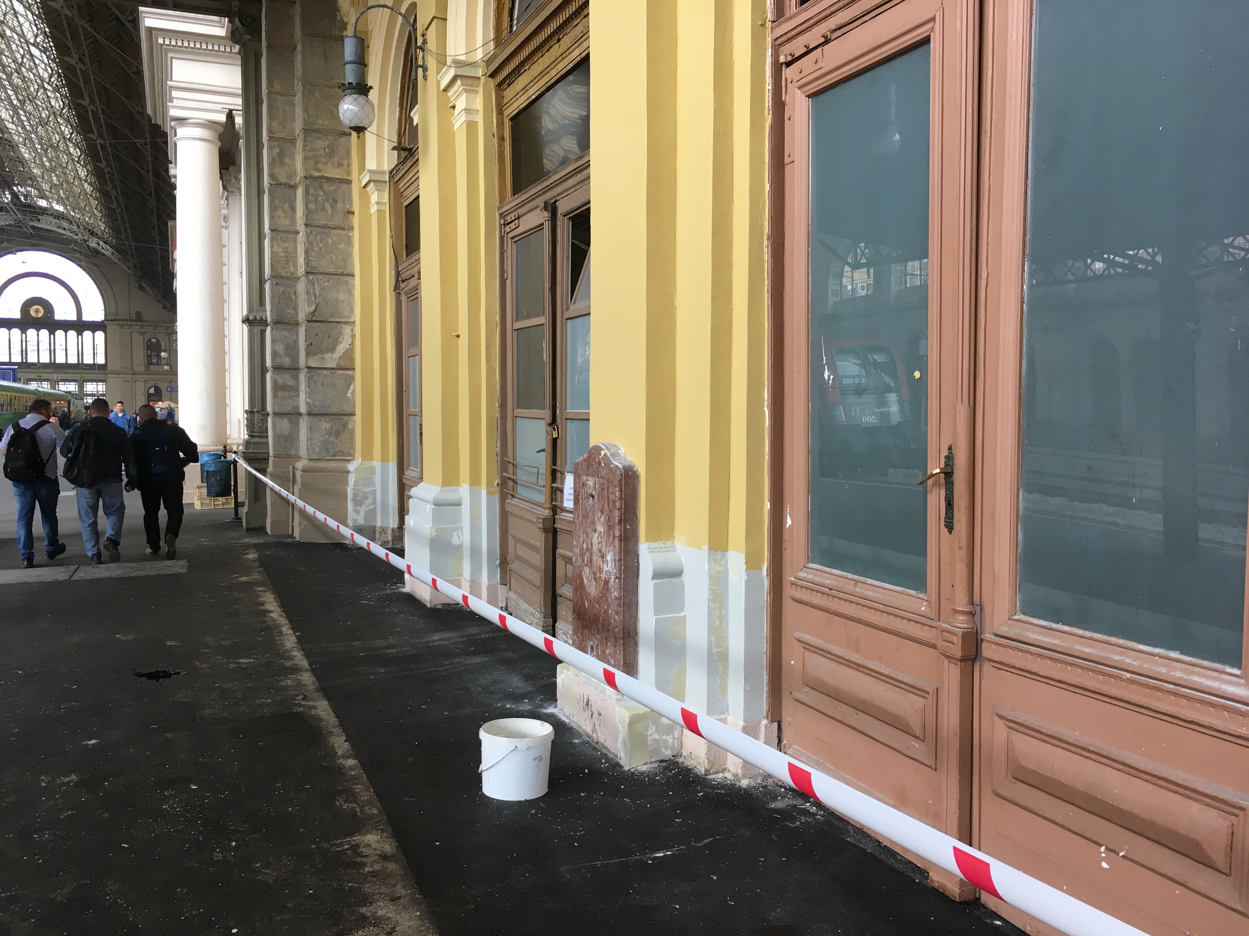 Festenek. Toldoznak-foldoznak.