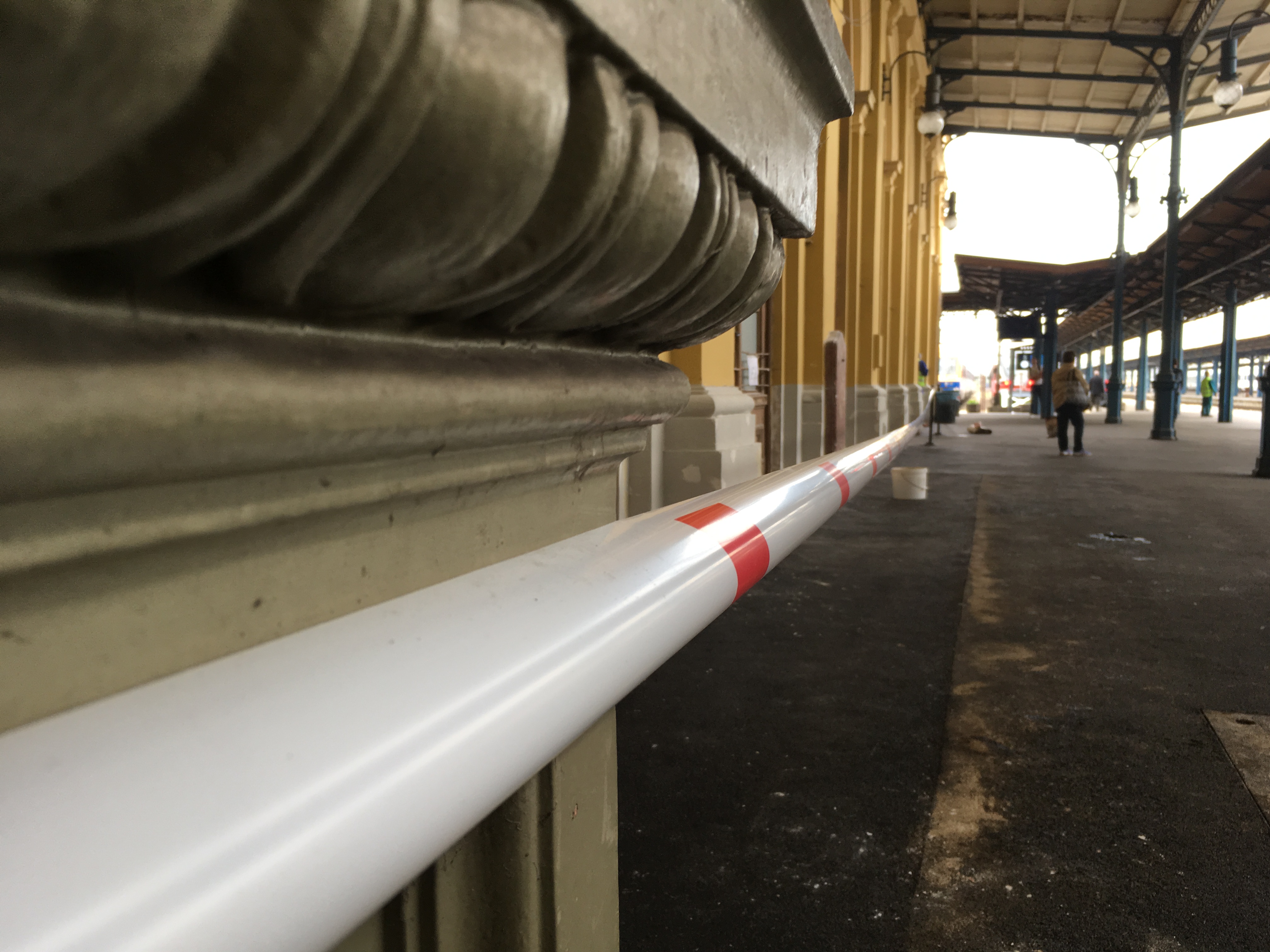 Még tart a maszatolás. 