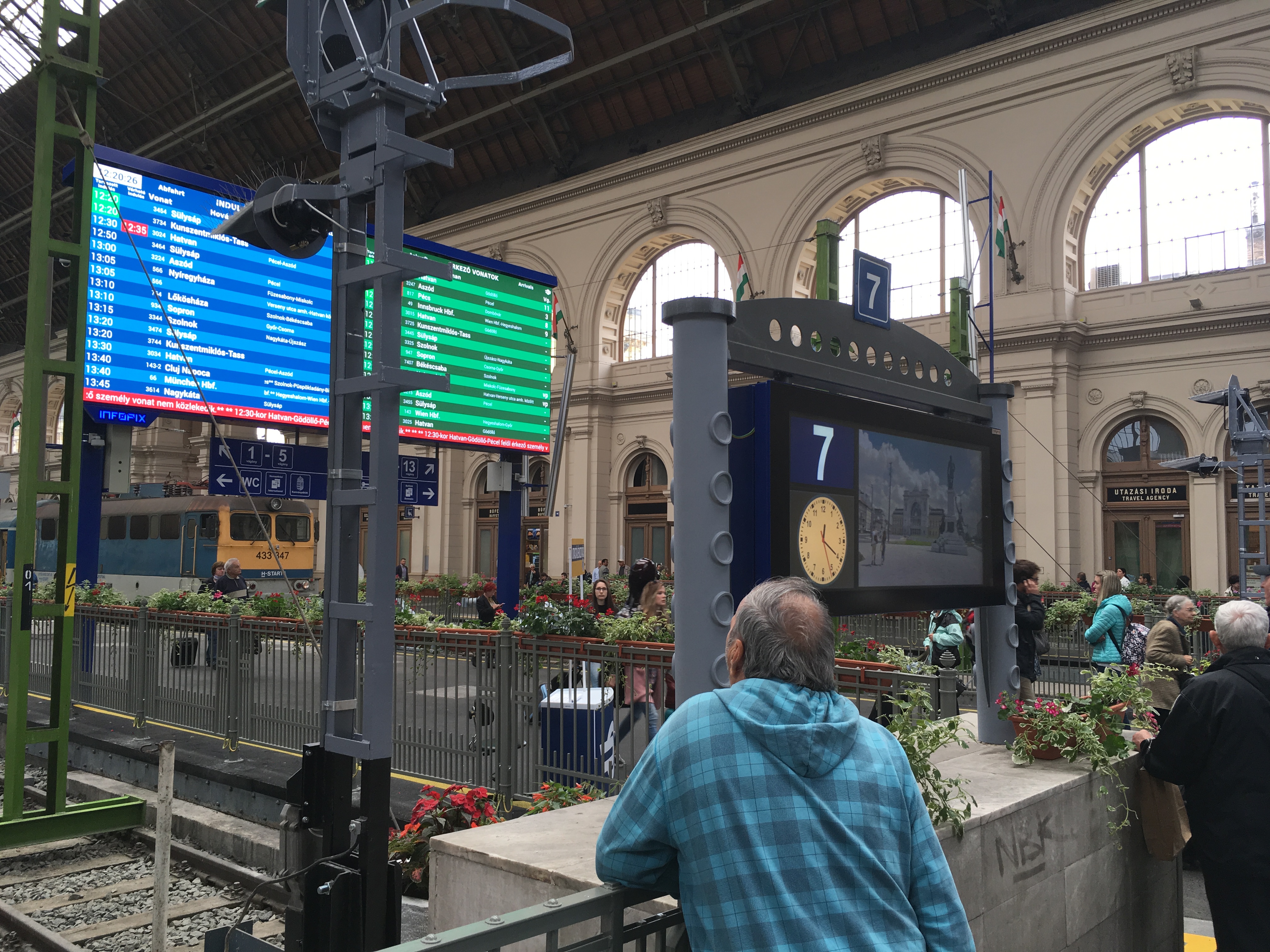 Tanít és gyönyörködtet. 