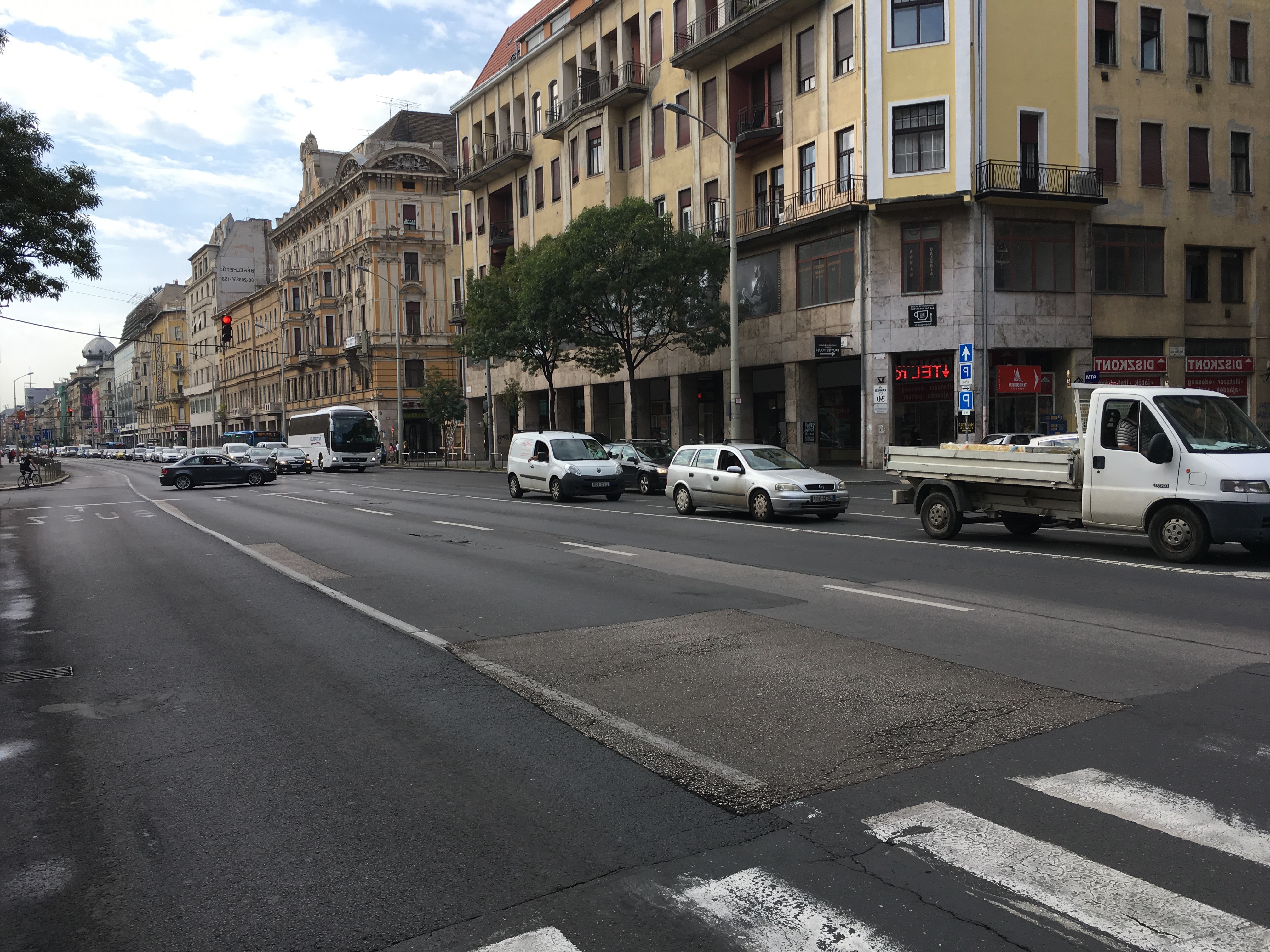 Autók, amíg a szem ellát. 