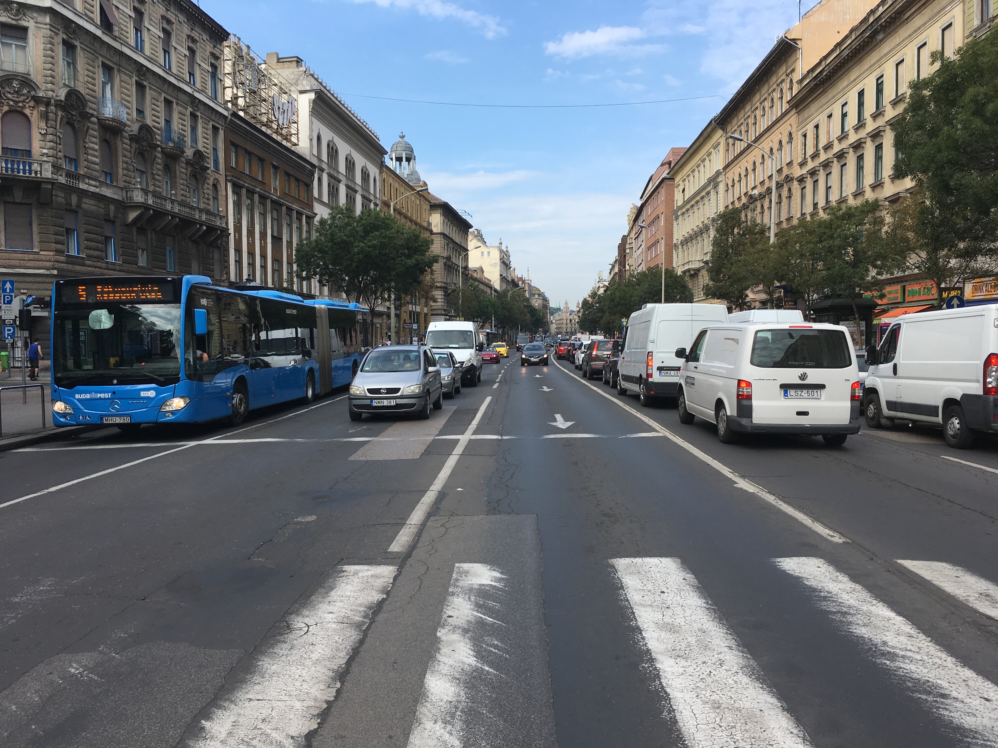 Hétköznapi autóforgalom a Budapest belvárosában. 