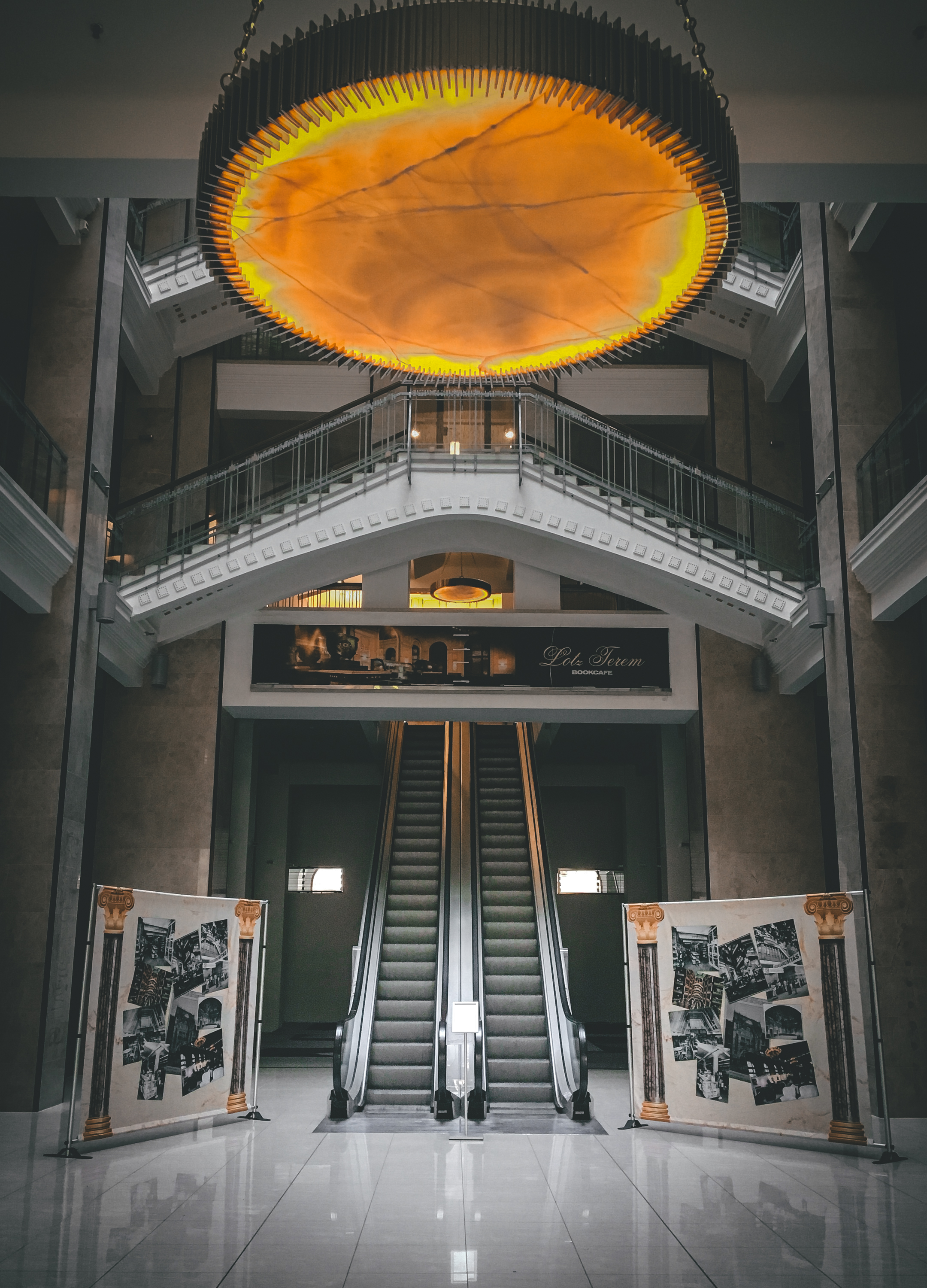 Párisi Áruház: Épp WC-t kerestem (nevet), így bekukkantottam a nagy múlttal rendelkező Párisi áruházba. Miután eligazítottak a Café Lutz-ban, visszatértem a hallba, és maradtam még 10 percet fotózgatni.