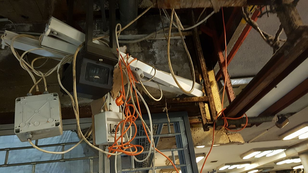 Kábel-dzsungel a Nyugati pályaudvar aluljárójában, 2018. március 19. jarokelo.hu/28213 (Fotó: Kováts Tamás)