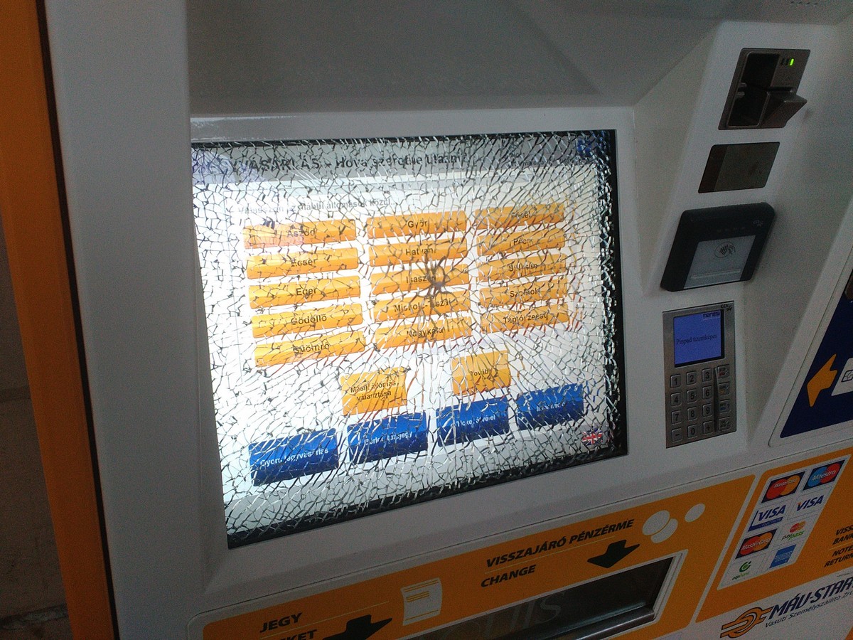 Törött jegyautomata-kijelző a Keleti pályaudvaron, 2018. március 22. jarokelo.hu/28476 (Fotó: Kálmán Krisztián)
