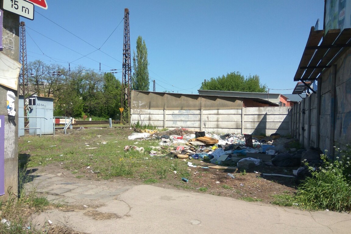 Szemétkupac a Szerencs utcai vasúti átjárónál, 2018. április 21. jarokelo.hu/29416 (Fotó: Babus Csaba)