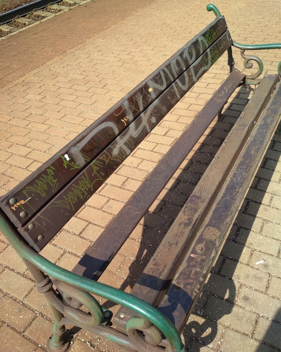 Sérült pad a pestszentlőrinci vasútállomáson, 2018. május 10. jarokelo.hu/30142 (Fotó: Járókelő Jaspi)