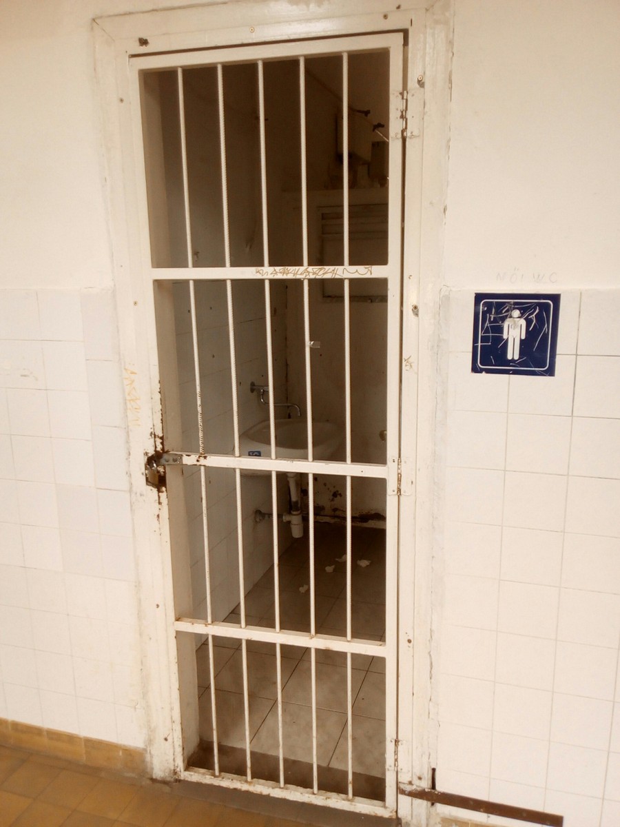 Lezárt férfi wc Rákospalota-Újpest vasútállomáson, 2018. május 30. jarokelo.hu/31154 (Fotó: Szendefy Áron)