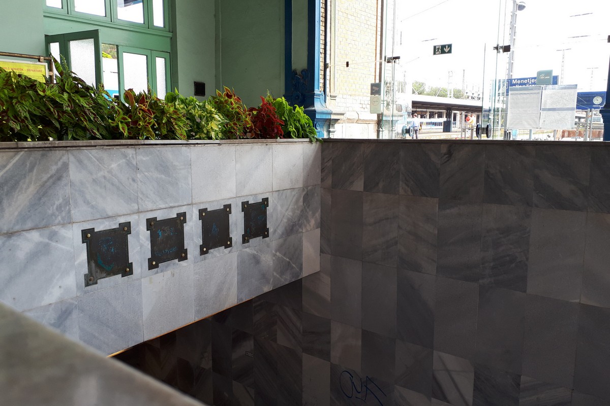 Hiányzó táblák a Nyugati pályaudvarnál, 2018. július 10. jarokelo.hu/33041