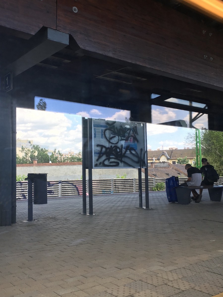 Összefirkált információs tábla Újpest vasútállomáson, 2018. július 13. jarokelo.hu/33242 (Fotó: Erdősi Mátyás)